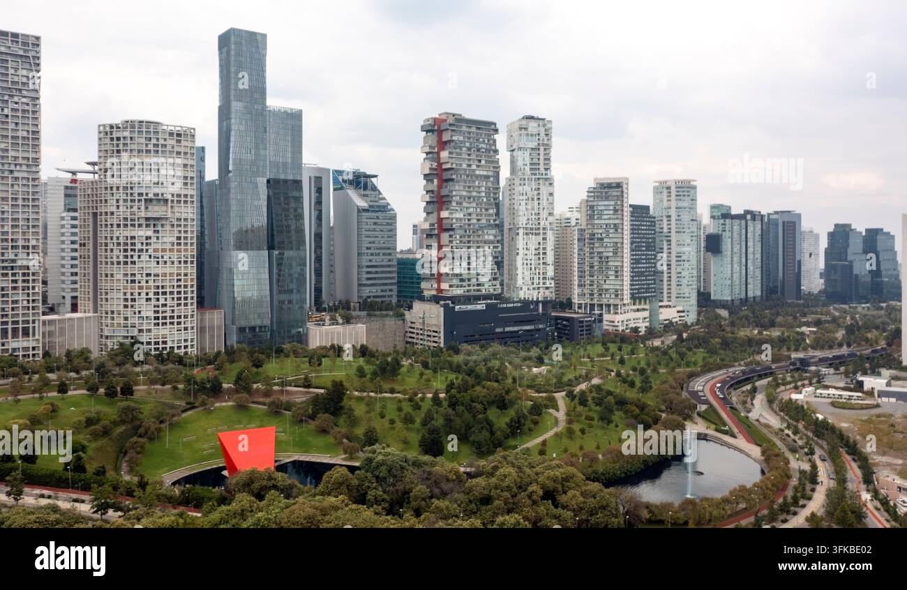 Parque La Mexicana a Santa Fe, Città del Messico, con edifici moderni lungo il Paseo de los Arquitectos. L'architettura contemporanea di Santa Fe contrasta Foto Stock