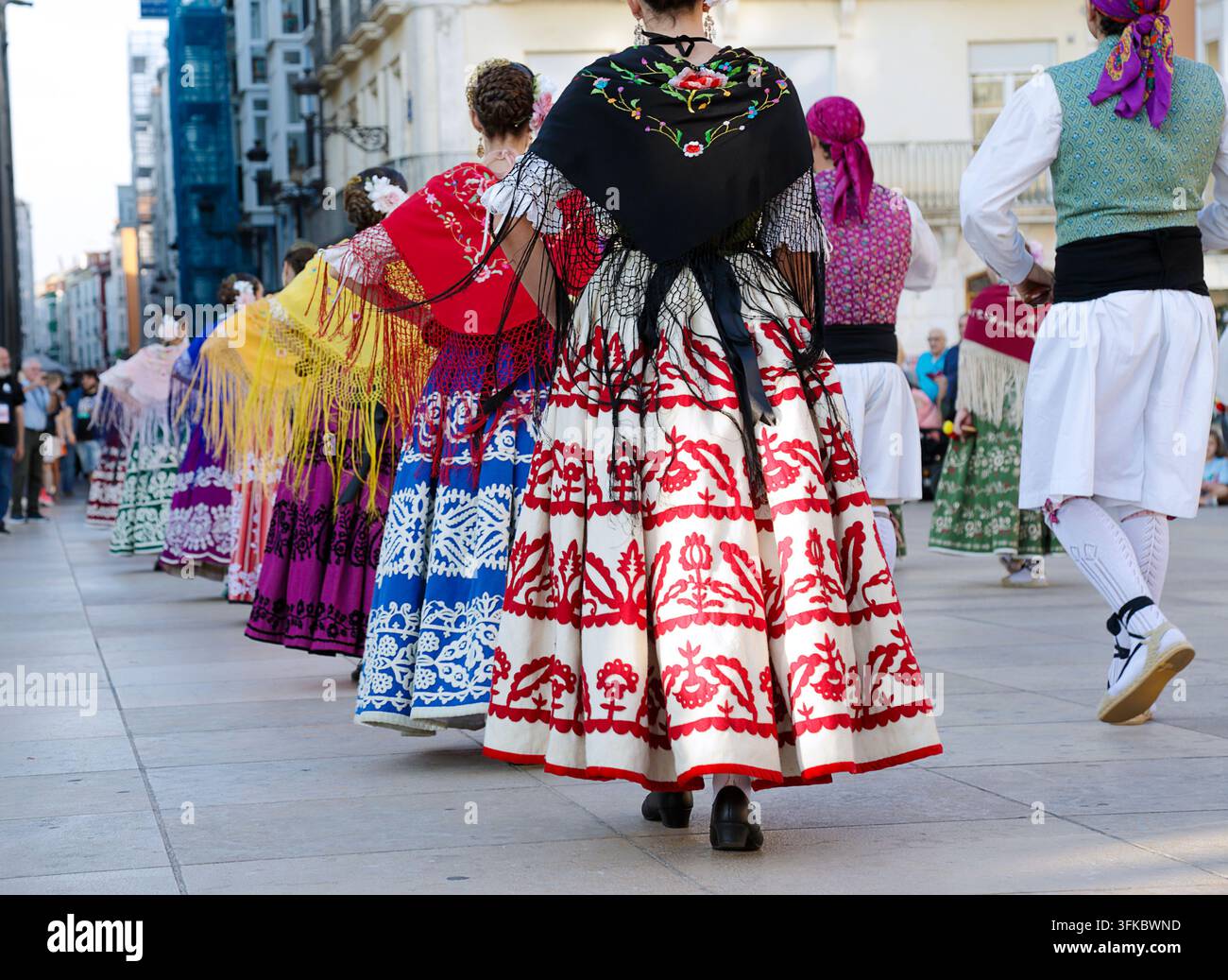 Ballerini in costumi folkloristici tradizionali di Murcia, Spagna Foto Stock