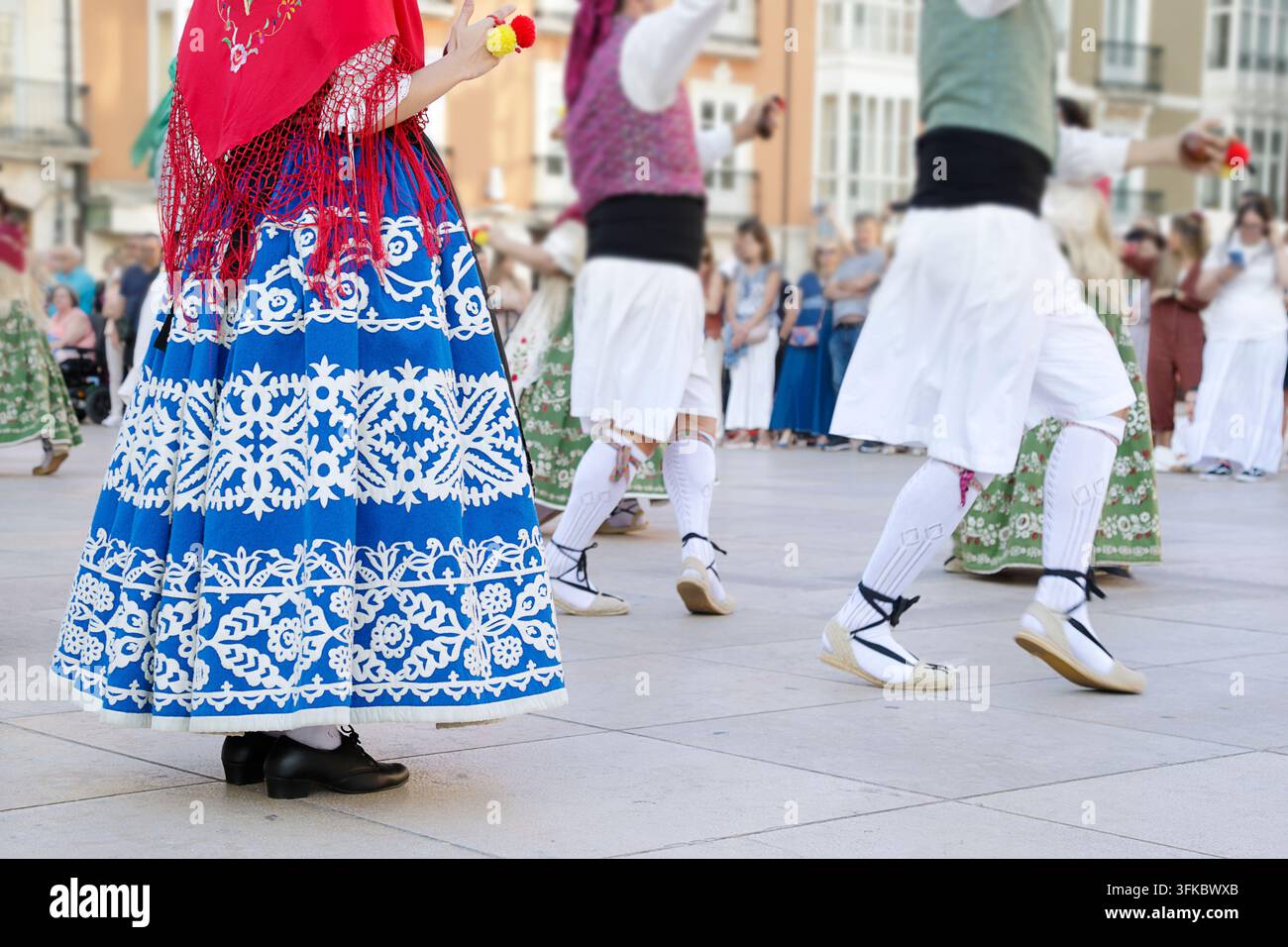 Ballerini che si esibiscono e indossano costumi folkloristici tradizionali di Murcia, Spagna Foto Stock