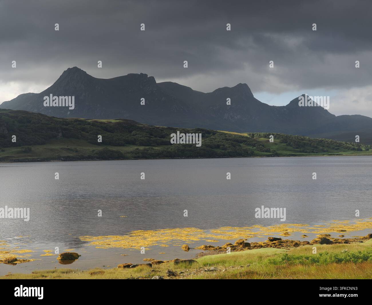 Ben Loyal da Kyle of Tongue, costa settentrionale della Scozia Foto Stock