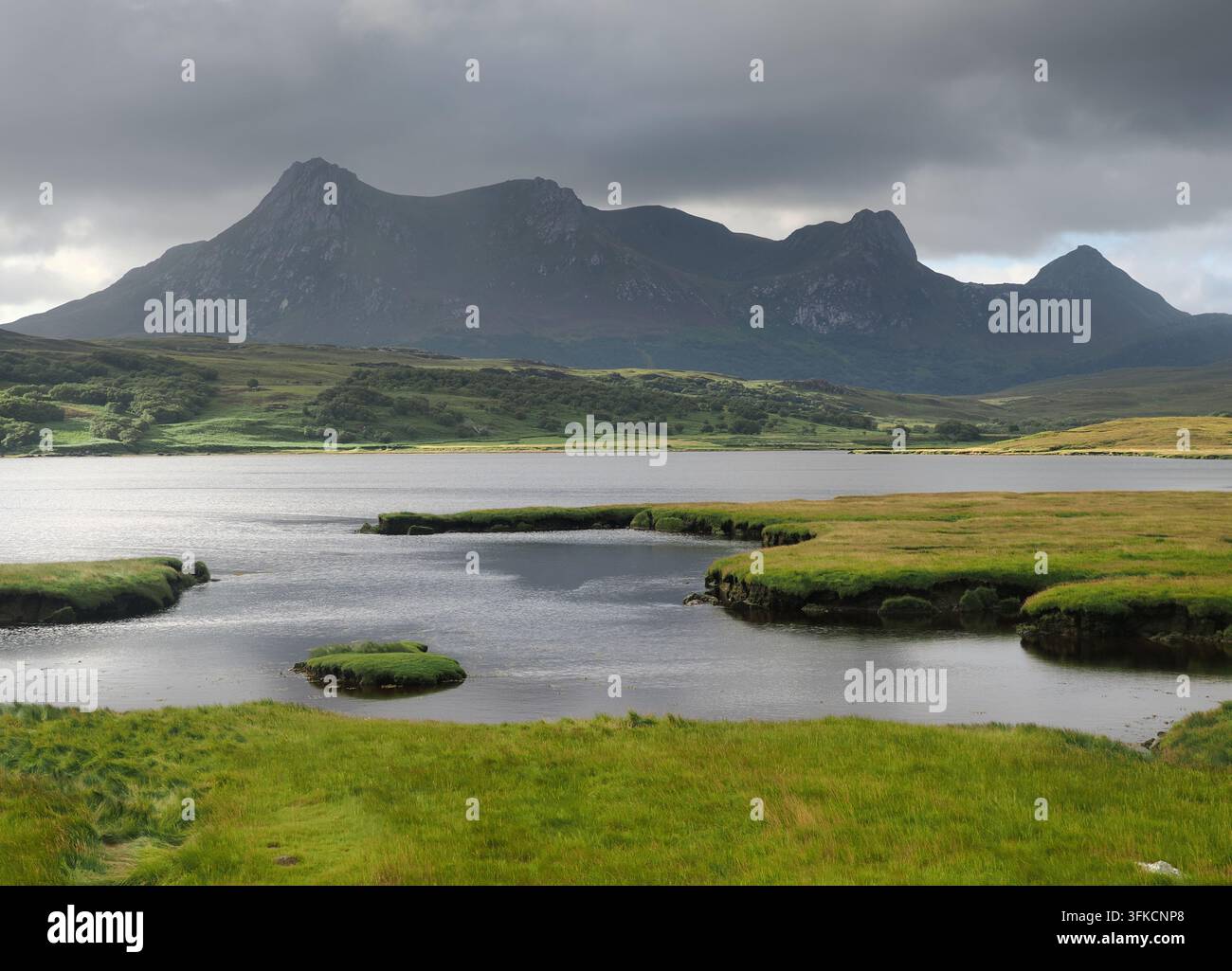 Ben Loyal da Kyle of Tongue, costa settentrionale della Scozia Foto Stock