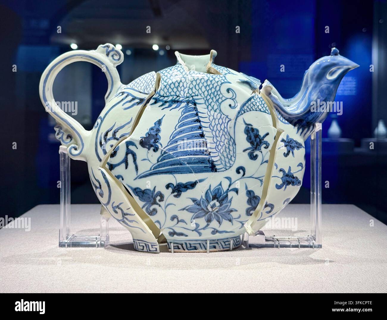 Nanjing, Cina – 24 settembre 2026: Grande vaso di porcellana blu e bianca con motivi a squame di pesce e floreali in una vetrina di vetro Foto Stock