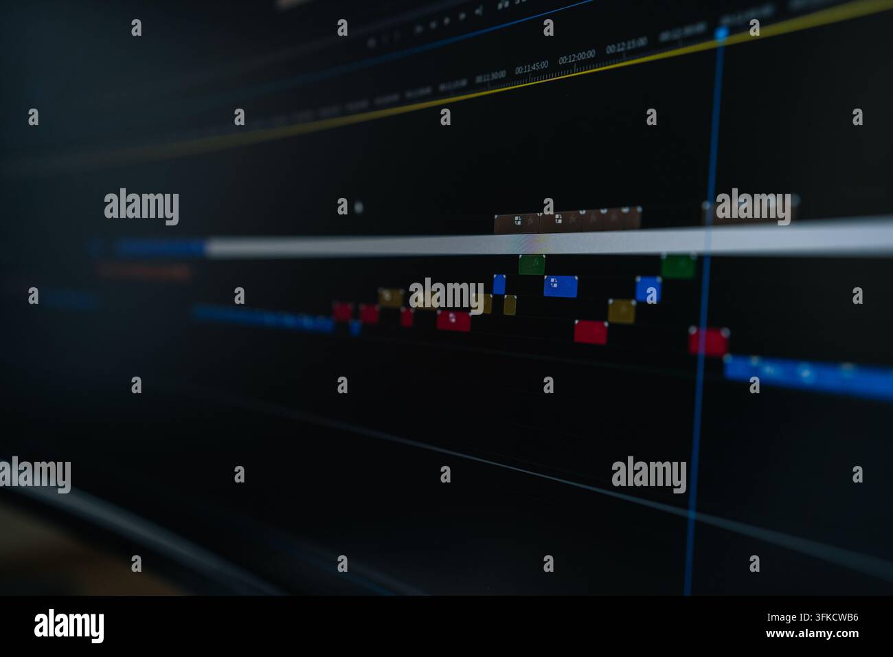 Timeline del software di editing video che mostra vari clip video, segmenti audio ed effetti visivi, rappresentando il processo intricato della creazione e Foto Stock