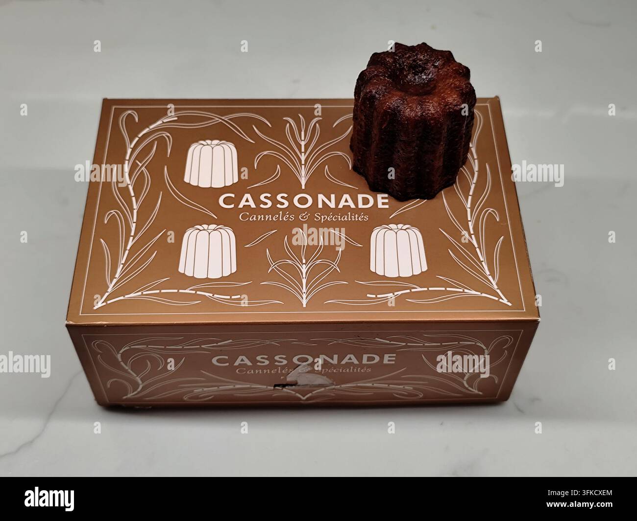 Scatola regalo di Cassonade Bordeaux, una pasticceria famosa per i suoi canelés tradizionali, Bordeaux, Francia Foto Stock