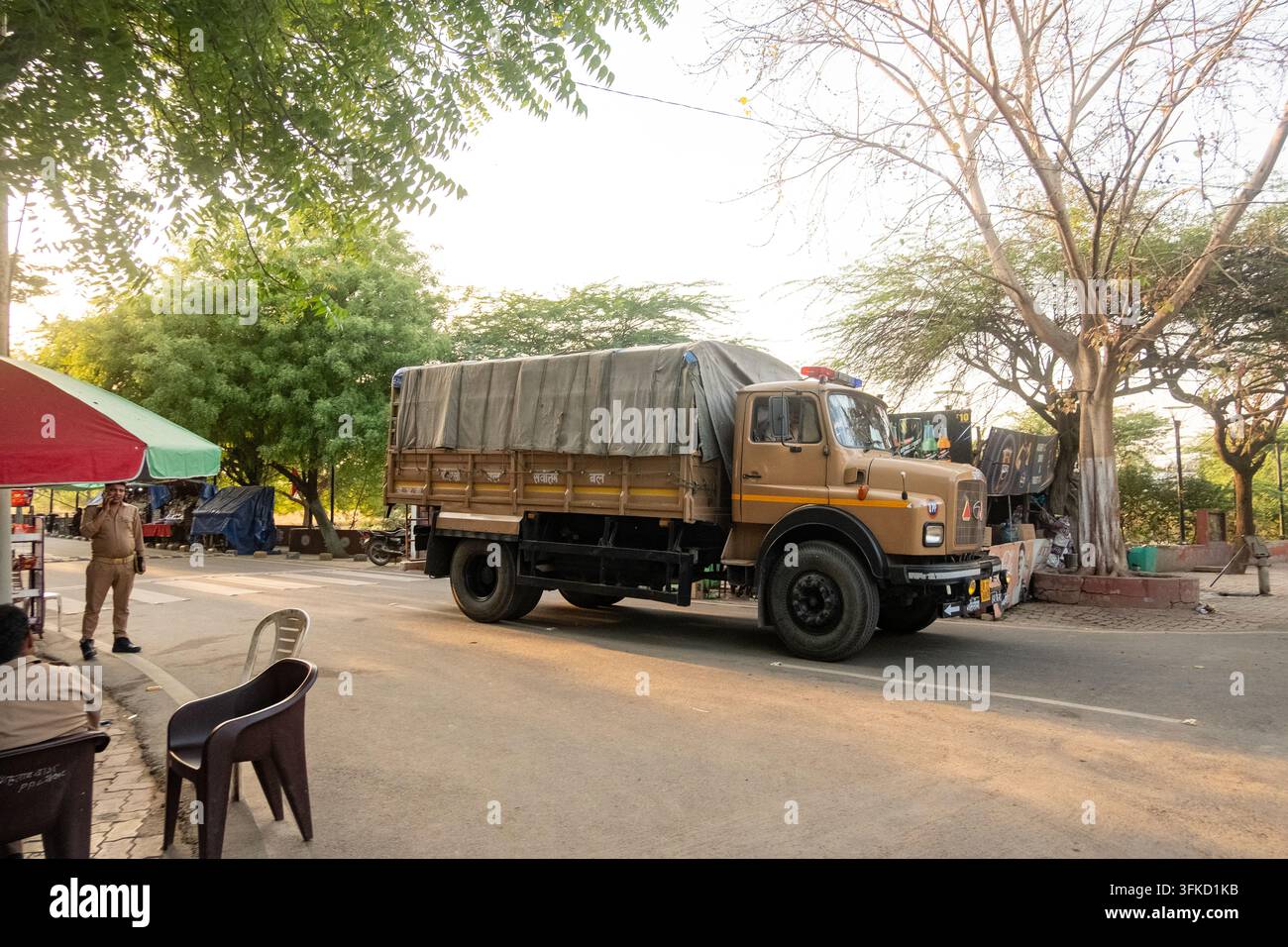 Classico camion militare Tata parcheggiato su un bordo strada sterrato, Agra, India Foto Stock