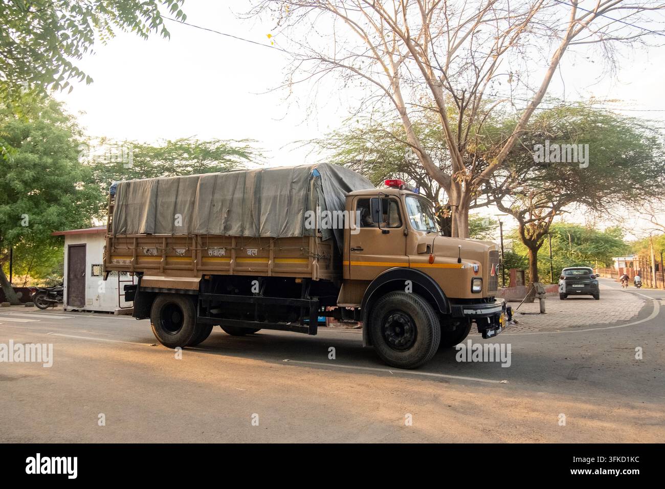 Classico camion militare Tata parcheggiato su un bordo strada sterrato, Agra, India Foto Stock
