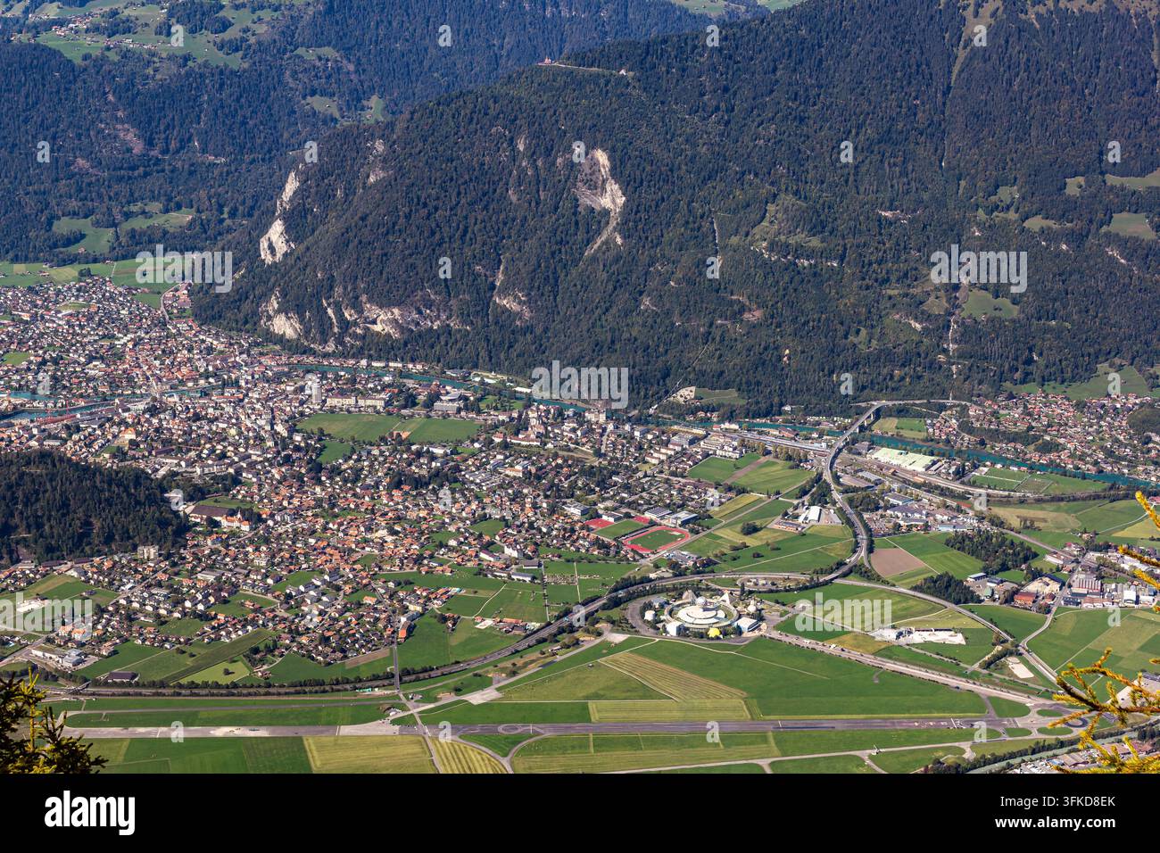 Vista dall'alto dalla Schynige Platte sulla città svizzera di Interlaken nelle Alpi, con il parco divertimenti Jungfrau Park chiuso definitivamente Foto Stock