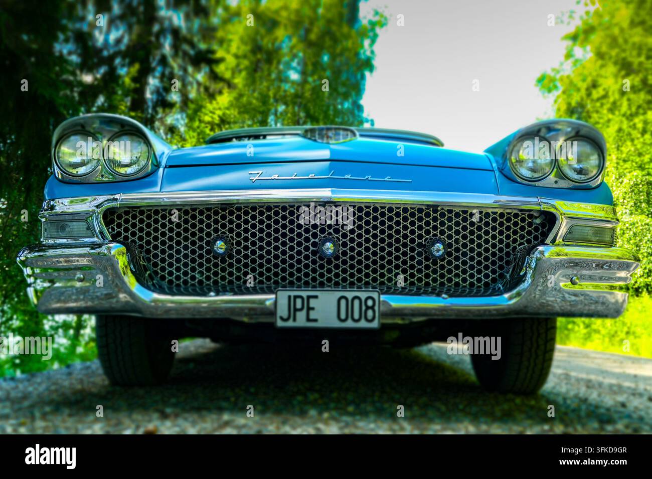 Automobile classica turchese restaurata fotografata di fronte con dettagli cromati distintivi Foto Stock