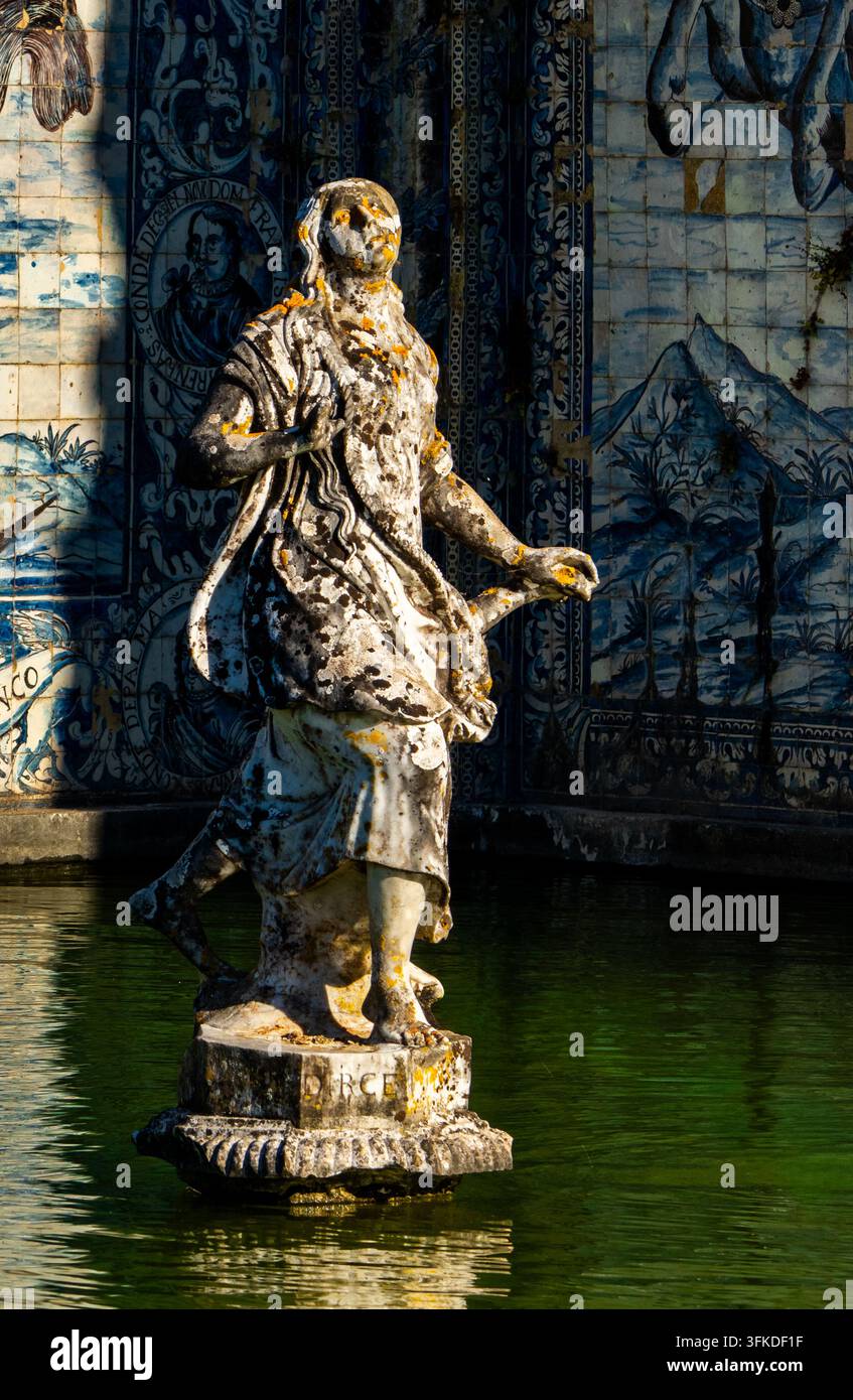 Sculture nel giardino barocco del Palácio dos Marqueses de Fronteira a Lisbona, Portogallo Foto Stock