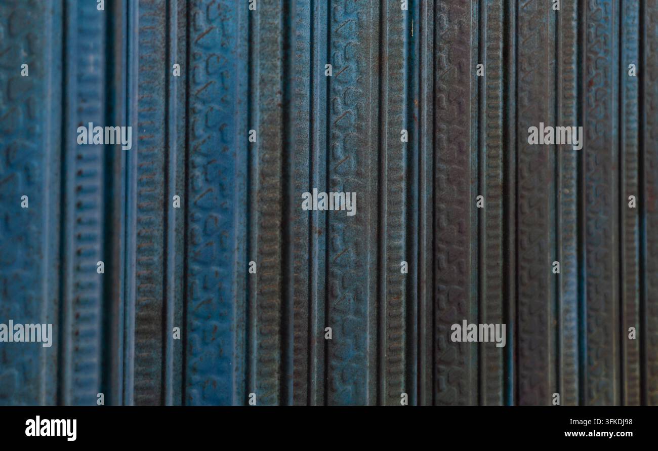 Sfondo texture porta metallica verticale blu scuro Foto Stock