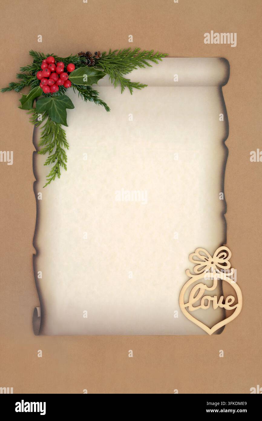 Rotolo di carta natalizio, cartello d’amore in legno, bacche di agrifoglio invernali, flora di abete e edera su sfondo di carta marrone. Concetto di design retrò tradizionale. Foto Stock