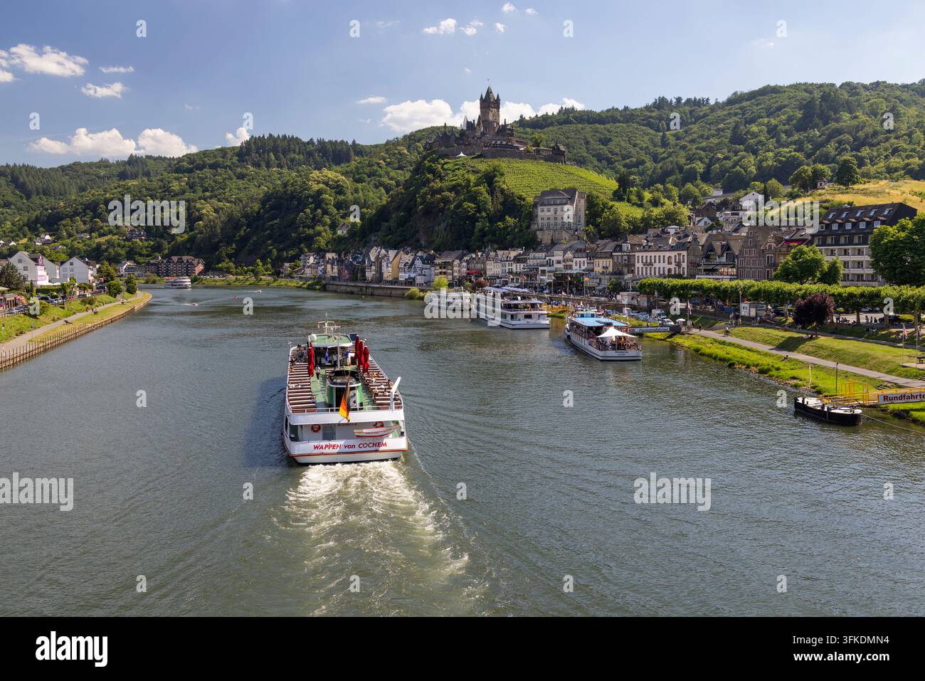 Vista lungo il fiume Mosella con il castello di Cochem sopra la città vecchia, Cochem, Renania-Palatinato, Germania, Europa Foto Stock