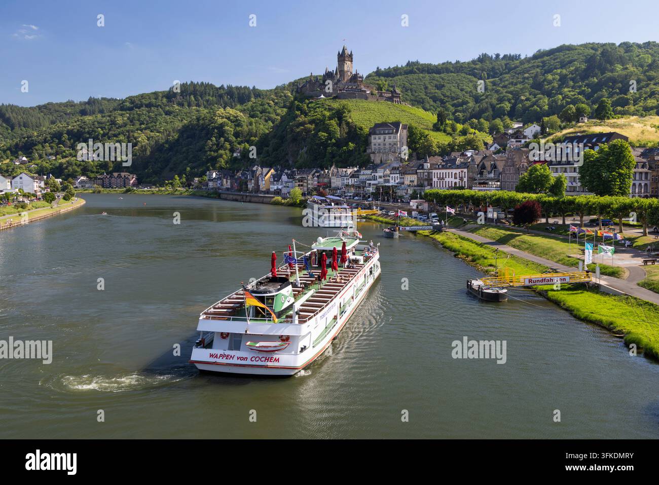 Vista lungo il fiume Mosella con il castello di Cochem sopra la città vecchia, Cochem, Renania-Palatinato, Germania, Europa Foto Stock