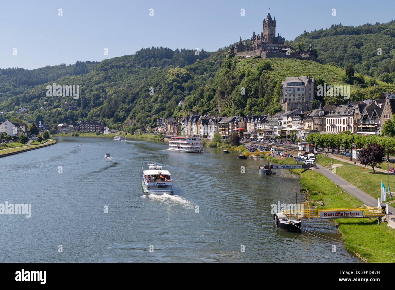 Vista lungo il fiume Mosella con il castello di Cochem sopra la città vecchia, Cochem, Renania-Palatinato, Germania, Europa Foto Stock