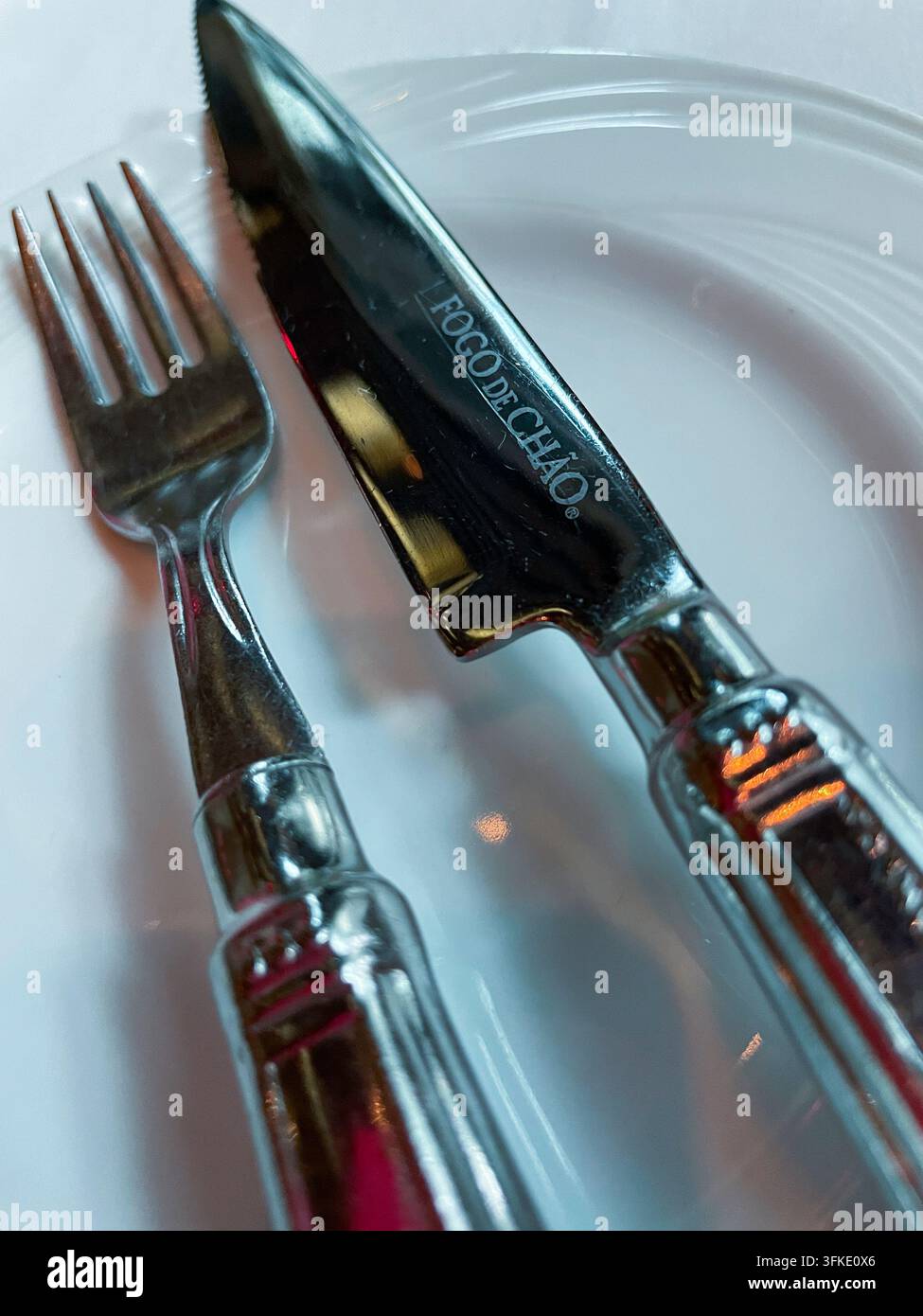 Coltello e forchetta al Fogo de Chao Brazillian Steakhouse, NYC, USA, 2026 - Immagine stock catturata con smartphone
