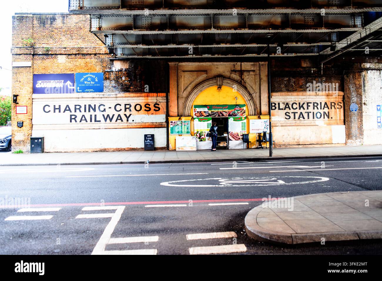 Vecchi cartelli di Charing Cross e della Stazione di Blackfriars, Blackfriars Road, Southwark, Londra, Inghilterra Foto Stock