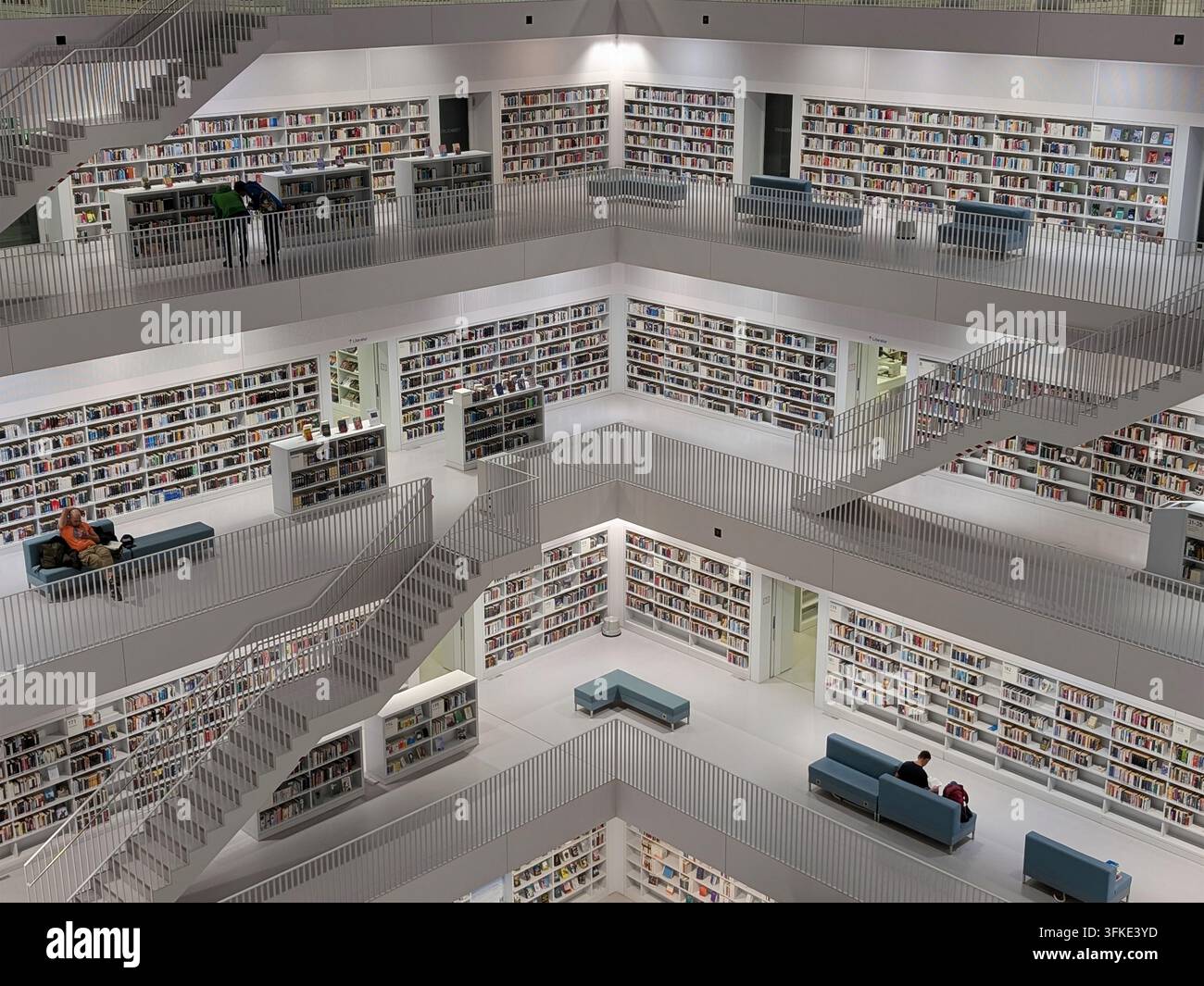 Stoccarda, Germania - 8 dicembre 2025: Vista interna della Stadtbibliothek am Mailander Platz che mostra tre livelli visibili e un'architettura moderna geometrica Foto Stock