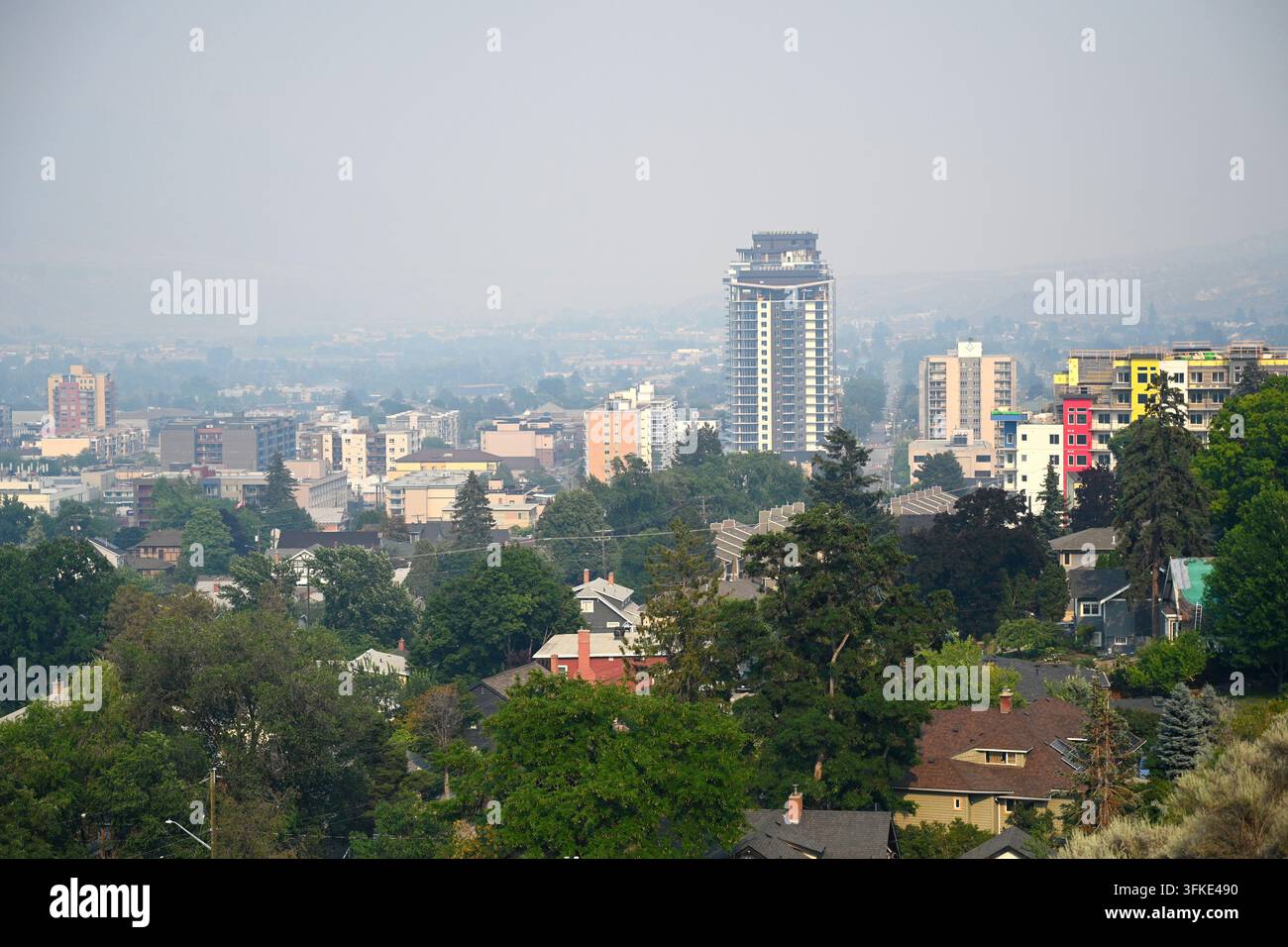 Kamloops, British Columbia, Canada – 9 luglio 2026: La città di Kamloops avvolta dal fumo degli incendi in British Columbia, Foto Stock