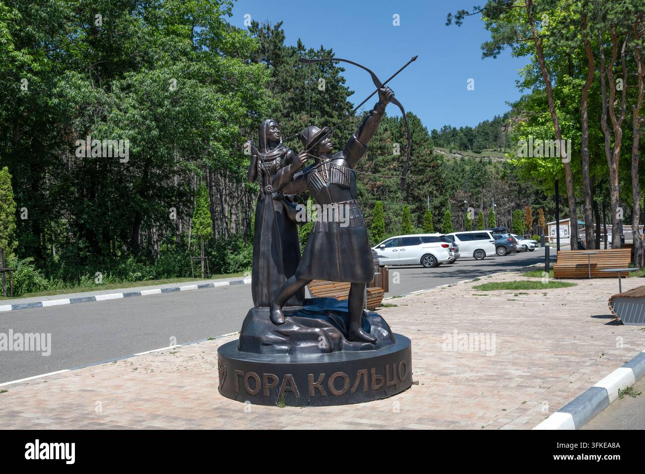 KISLOVODSK, RUSSI - 10 LUGLIO 2026: Composizione scultorea "Principessa e Pastore" ai piedi del monte Koltso. Kislovodsk, Territorio di Stavropol Foto Stock