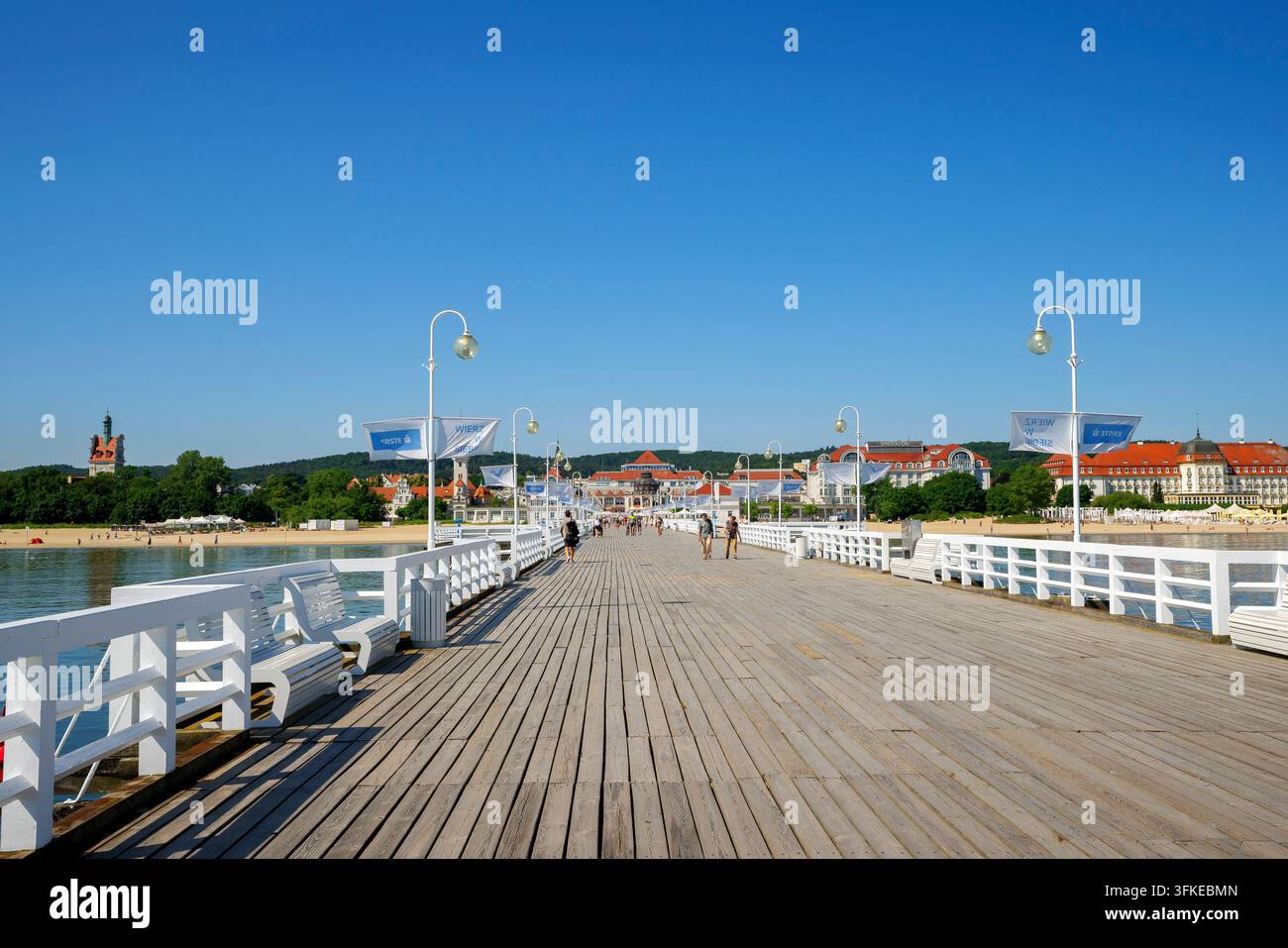 Impressionante e bellissimo Pier Molo a Sopot, Tricittà in Polonia. La città è chiamata il gioiello della corona della costa polacca. Il molo di legno lungo 511 m è Foto Stock