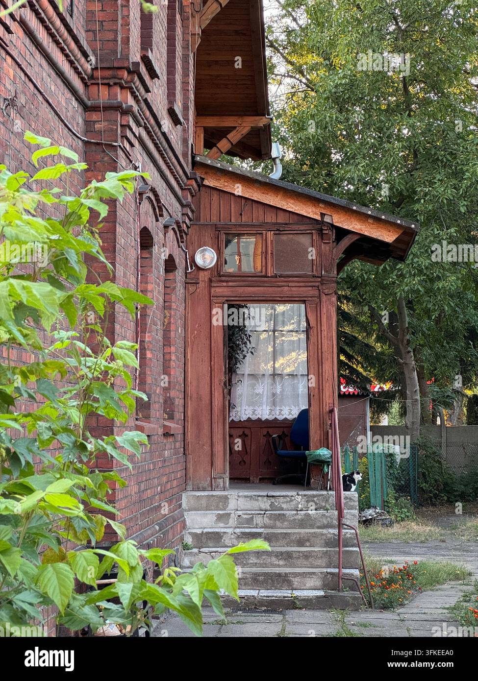 Casa storica in legno con muri in mattoni e ingresso tradizionale a Żyrardów, Voivodato della Masovia, Polonia. - Immagine stock catturata con smartphone
