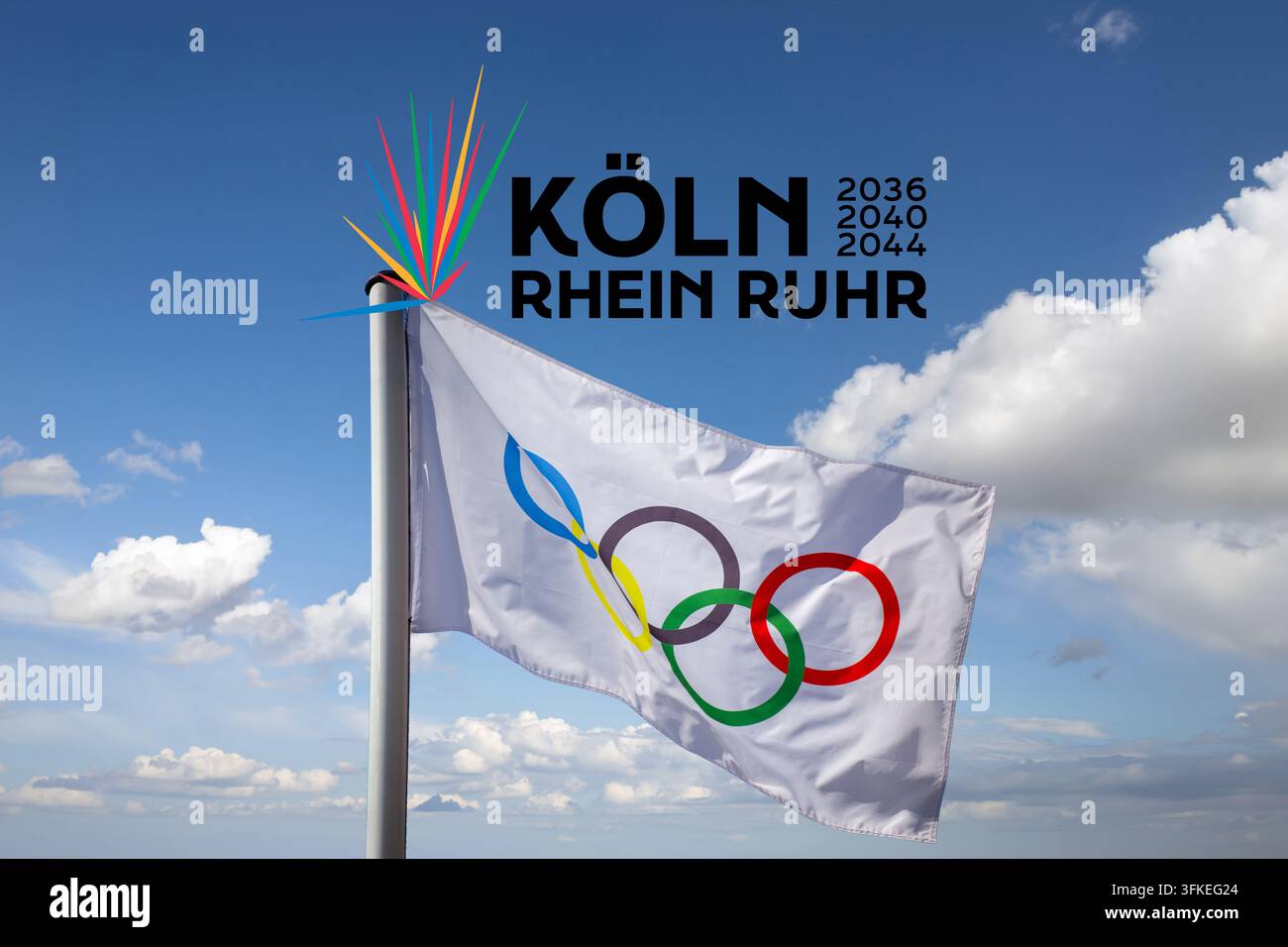 (Fotomontaggio) Candidatura olimpica: Immagine simbolica che mostra la bandiera olimpica e il logo della candidatura olimpica di Colonia-Reno-Ruhr su un cielo blu Foto Stock