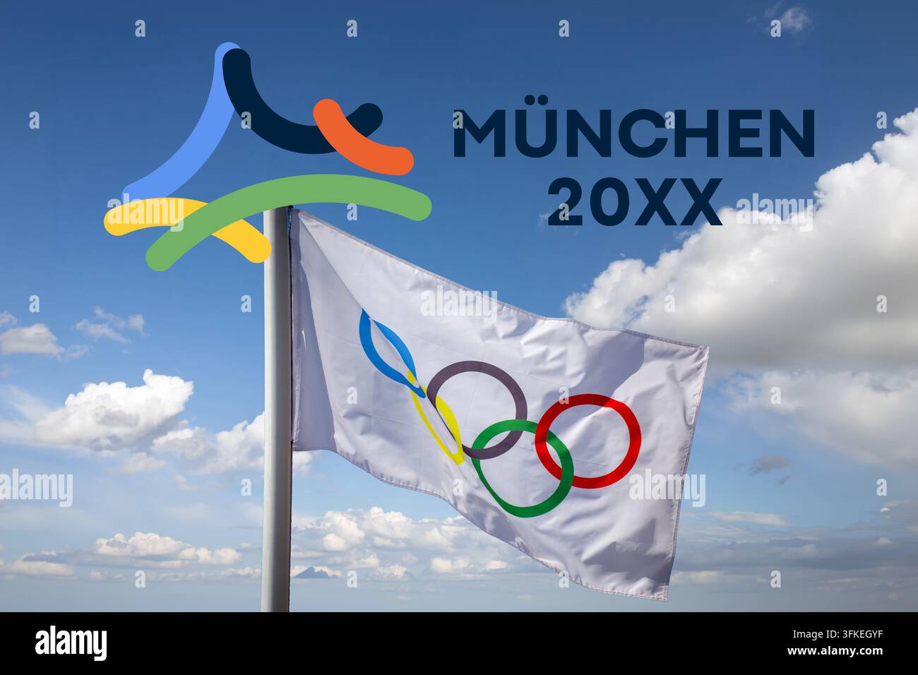 (Fotomontaggio) Candidatura olimpica: Immagine simbolica che mostra la bandiera olimpica e il logo della candidatura olimpica di Monaco di Baviera su un cielo blu Foto Stock