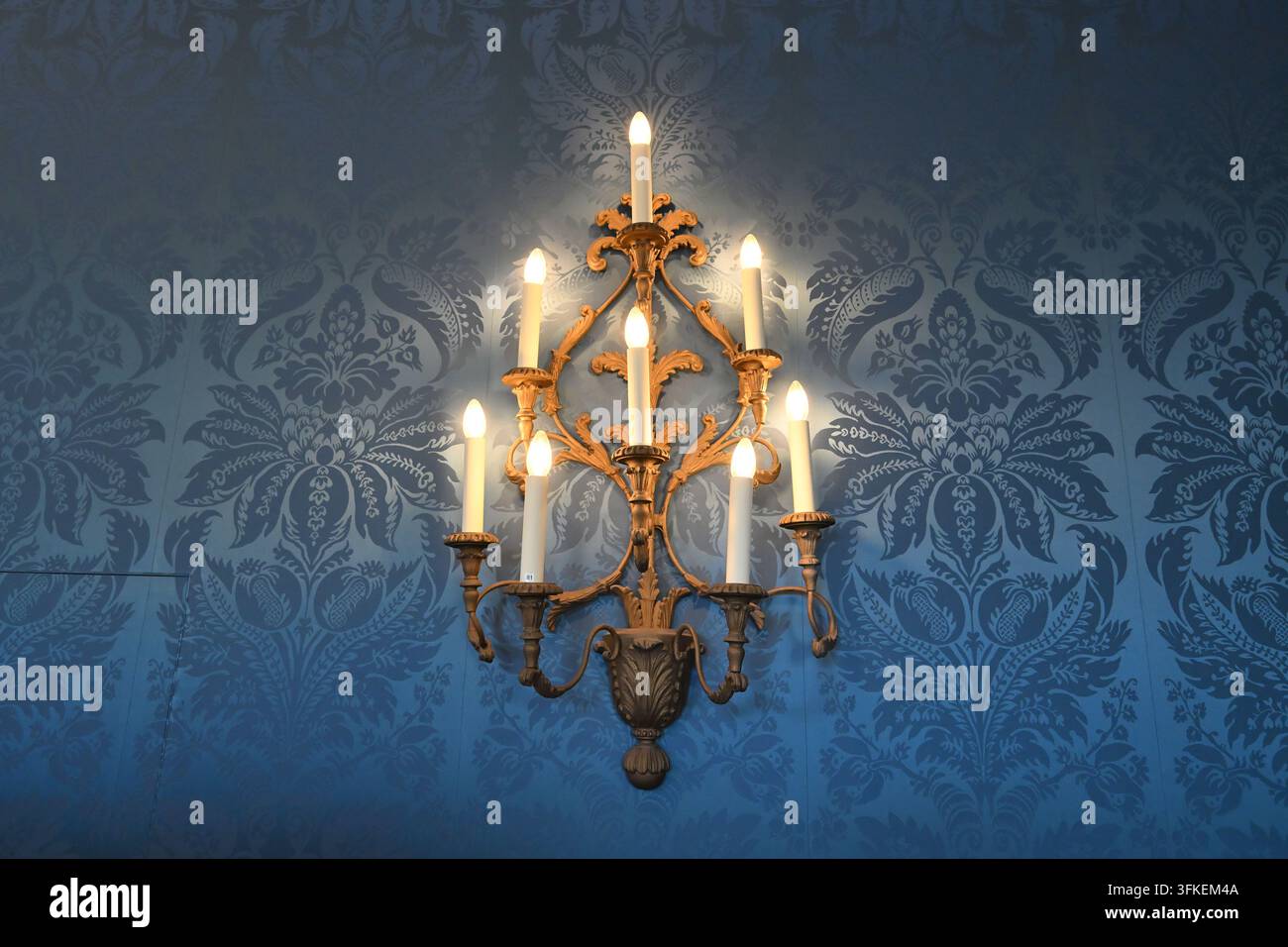 Salotto di Stato nel Boston Manor House, con carta da parati blu decorata e eleganti lampadari Foto Stock