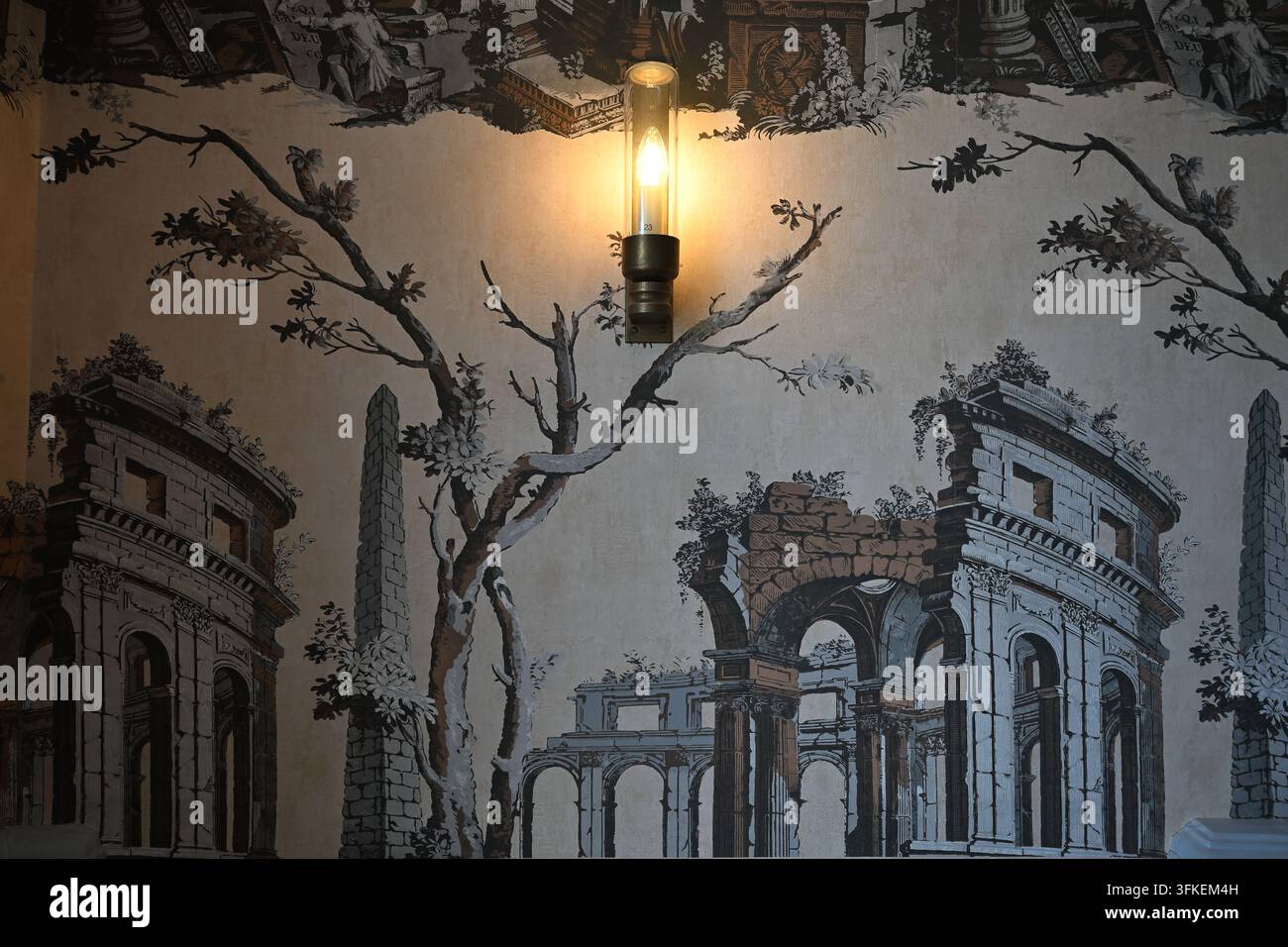Carta da parati decorativa giacobina sulla scala all'interno del Boston Manor House - Londra UK Foto Stock