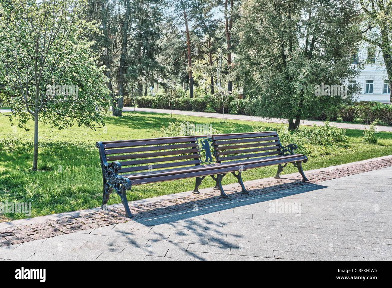 Panchina da parco con stemma di Yaroslavl, emblema dell'orso, Russia Foto Stock