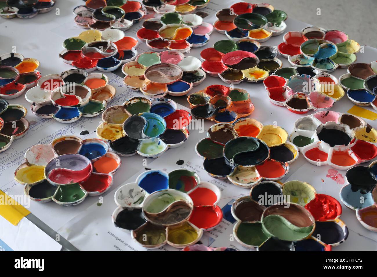 Collezione di palette acquerellate colorate a forma di fiore piene di vernice Foto Stock
