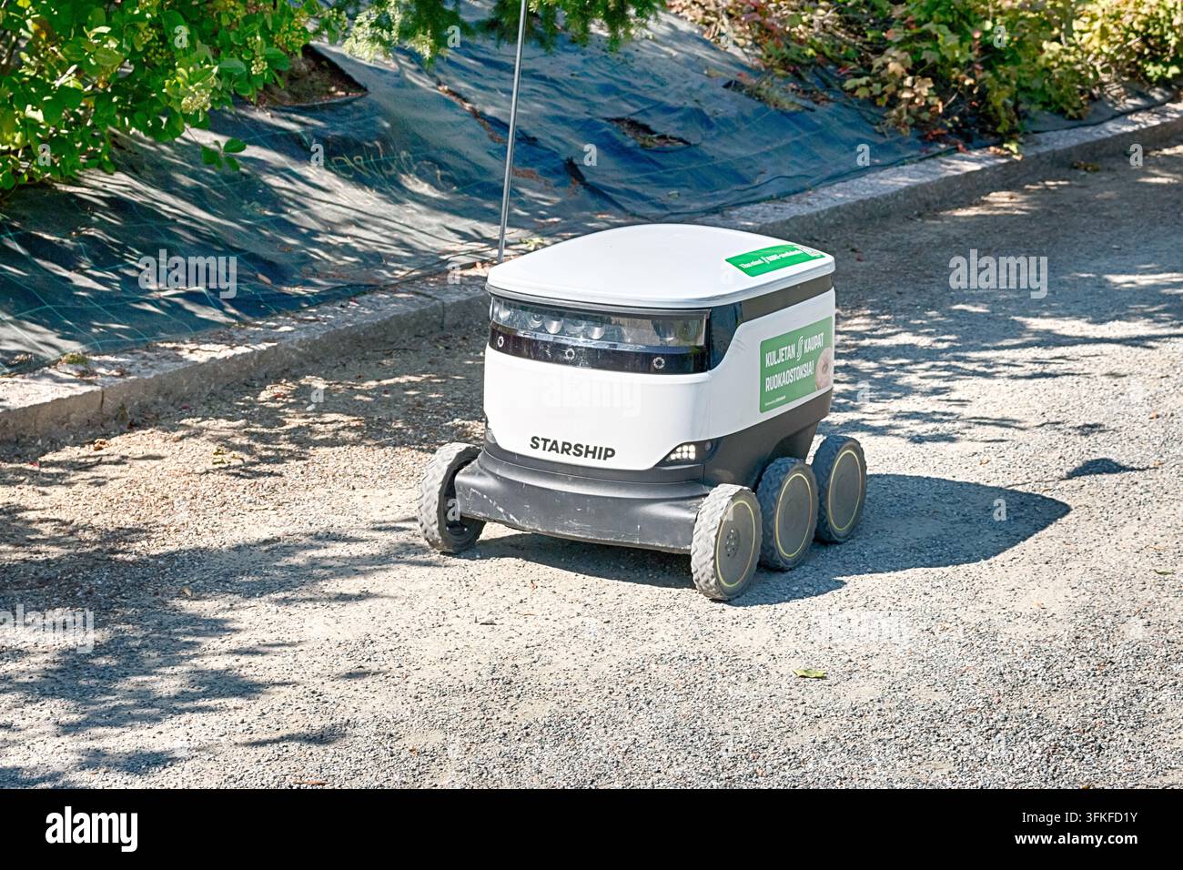 Robotto di consegna S-Market "Starship" che consegna cibo a un cliente a Kuopio, Finlandia. HDR. Foto Stock