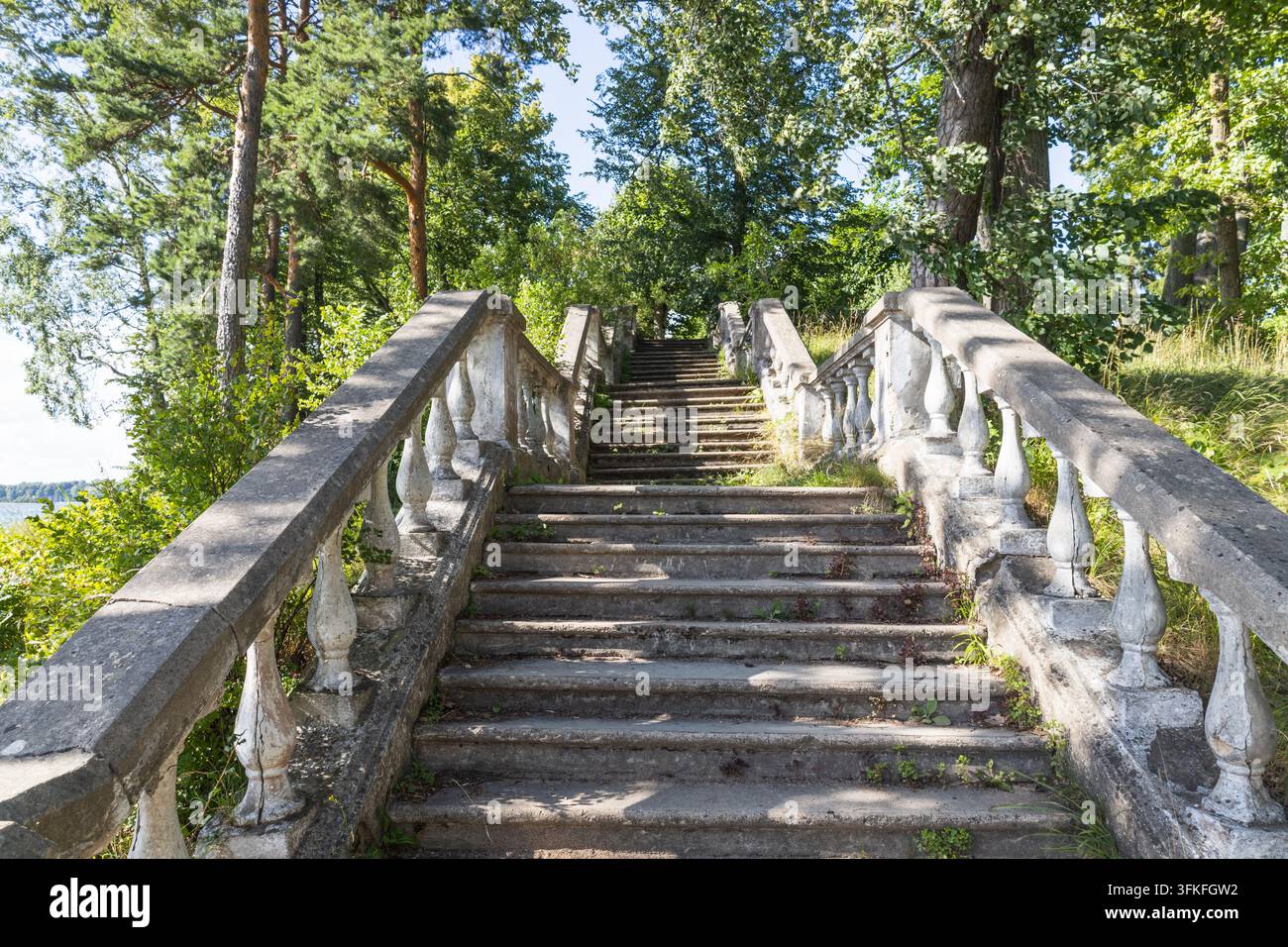 Scalinata in pietra con balaustra in un parco Foto Stock