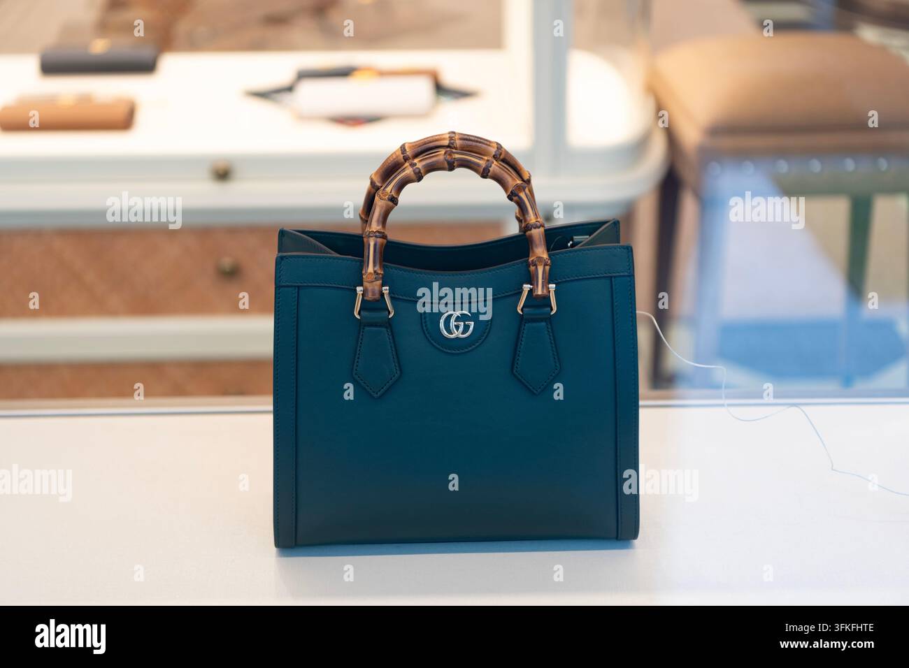 Palm Beach, Florida, USA - 29 marzo 2026: Collezione di borse in pelle Gucci Diana. Logo del marchio GG. Borsa elegante del marchio di lusso come accessorio di moda di Gucci Foto Stock