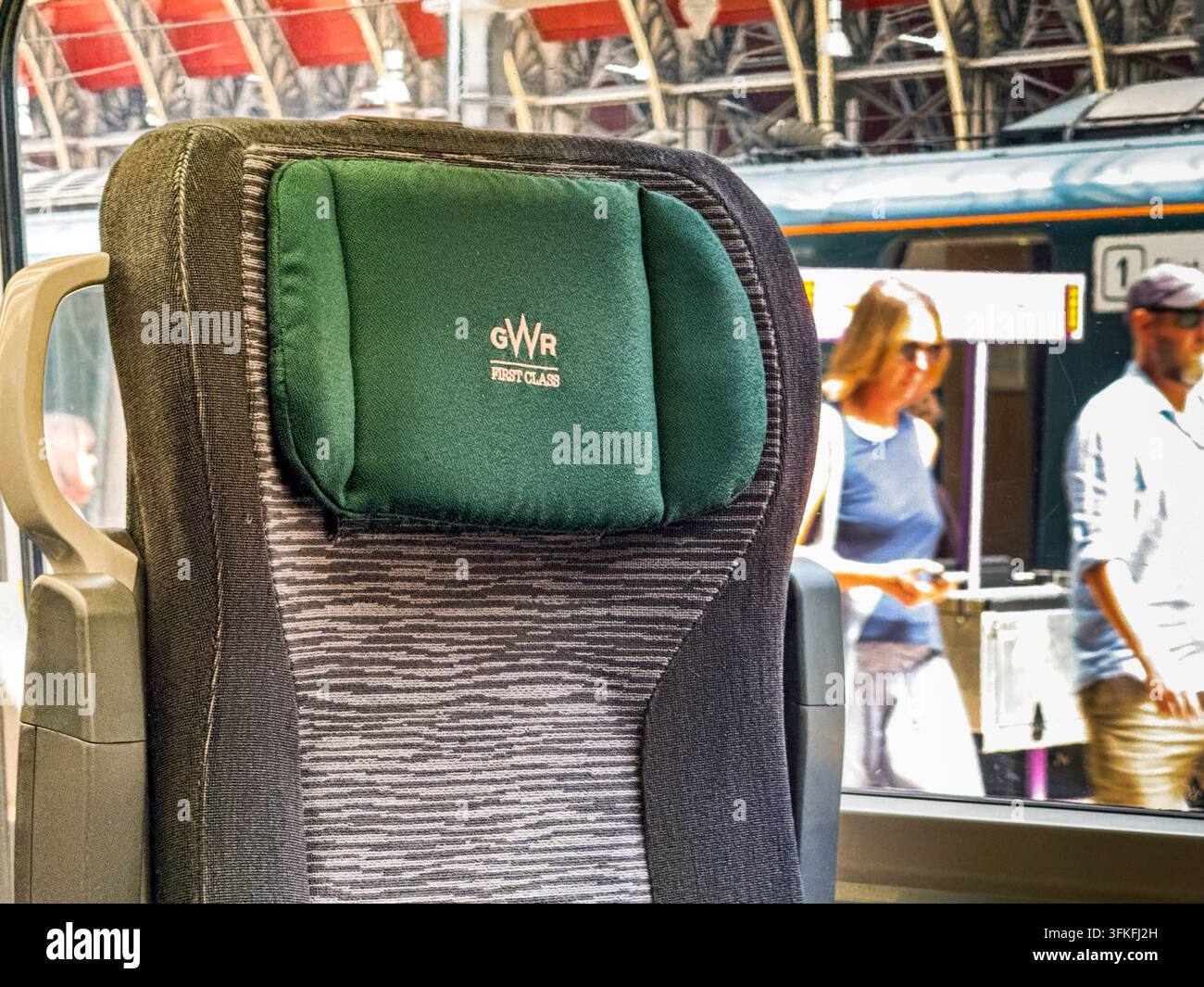 Londra, Inghilterra, Regno Unito - 19 giugno 2026: Sedile in un vagone di prima classe su un treno gestito da GWR Great Western Railway Foto Stock