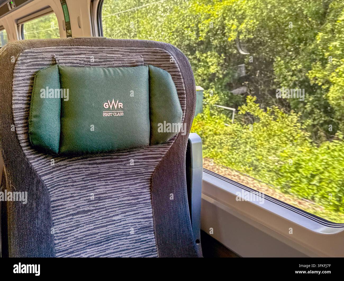 In viaggio da Cardiff a Londra, Regno Unito - 19 giugno 2026: Sedile in un vagone di prima classe su un treno gestito da GWR Great Western Railway Foto Stock