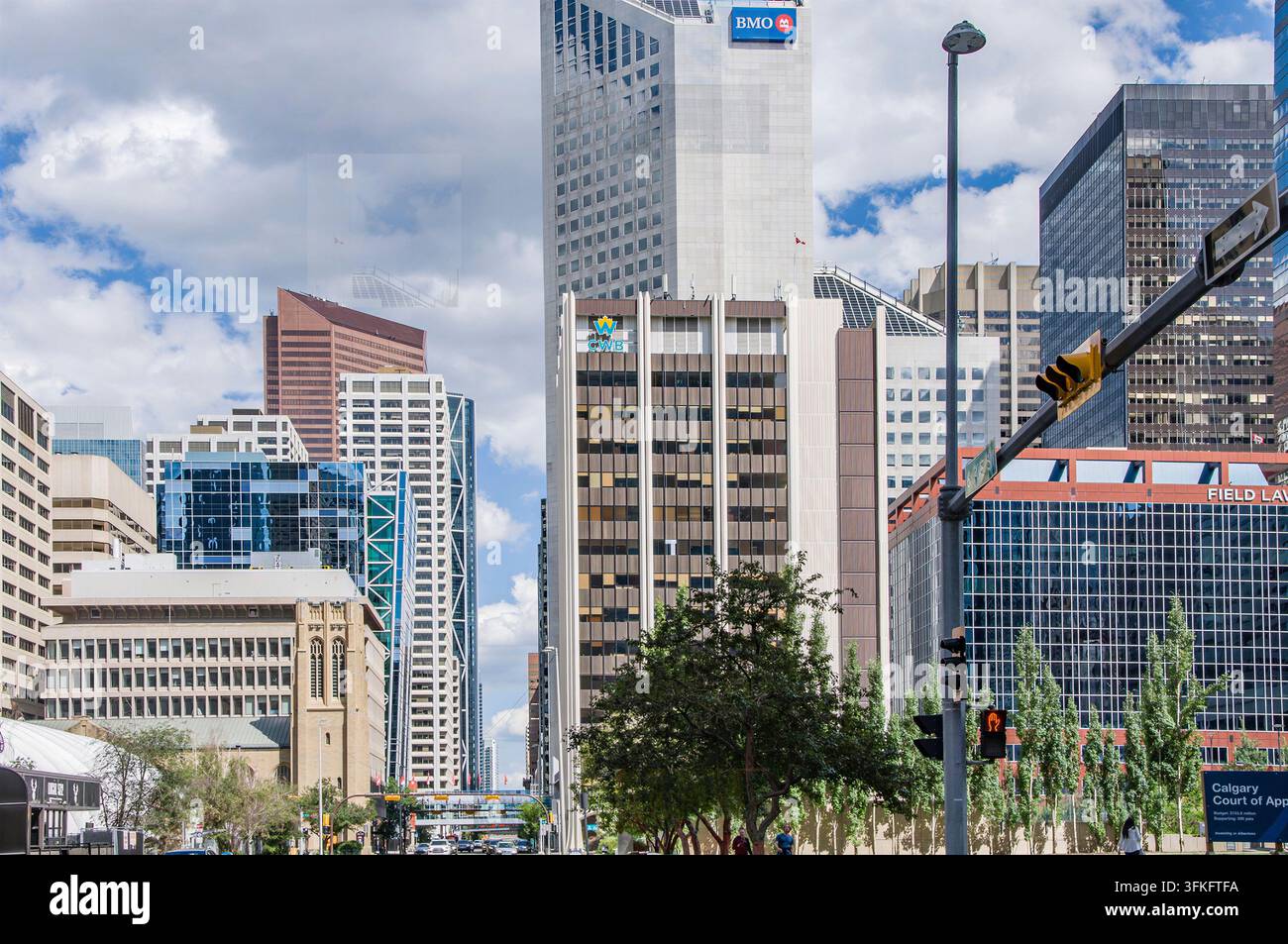 CALGARY, CANADA - 03 LUGLIO 2023: Una vista densa della skyline urbana dei grattacieli di uffici aziendali nel distretto finanziario del centro di Calgary. L'architettura Foto Stock