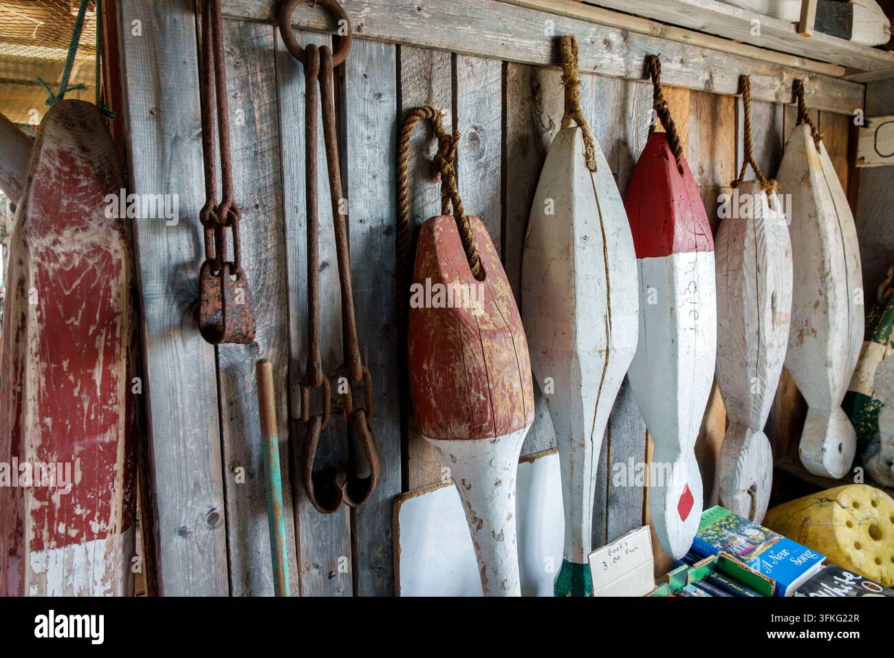 Area di conservazione di Peggy's Cove Halifax Nuova Scozia Canada, galleggianti da pesca, boe in legno, boe rosse e bianche, carrucola marina, carrucola e verricello, catena arrugginita Foto Stock