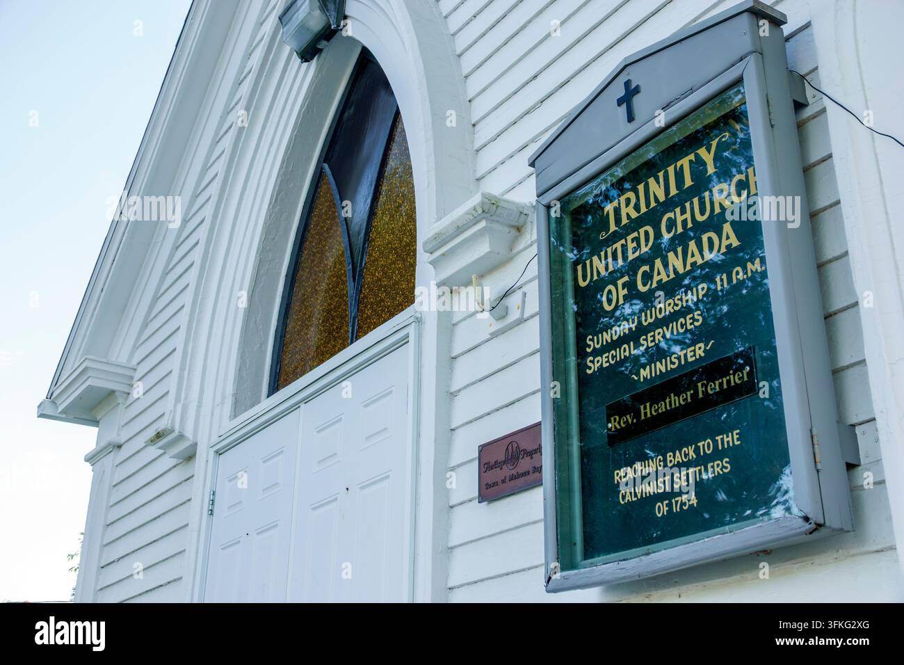 Mahone Bay Halifax Nova Scotia Canada, Chiesa unita di Trinity, Chiesa unita del Canada, cartello della chiesa, culto domenicale, servizi speciali, Rev. Heather Ferrier, Ca Foto Stock