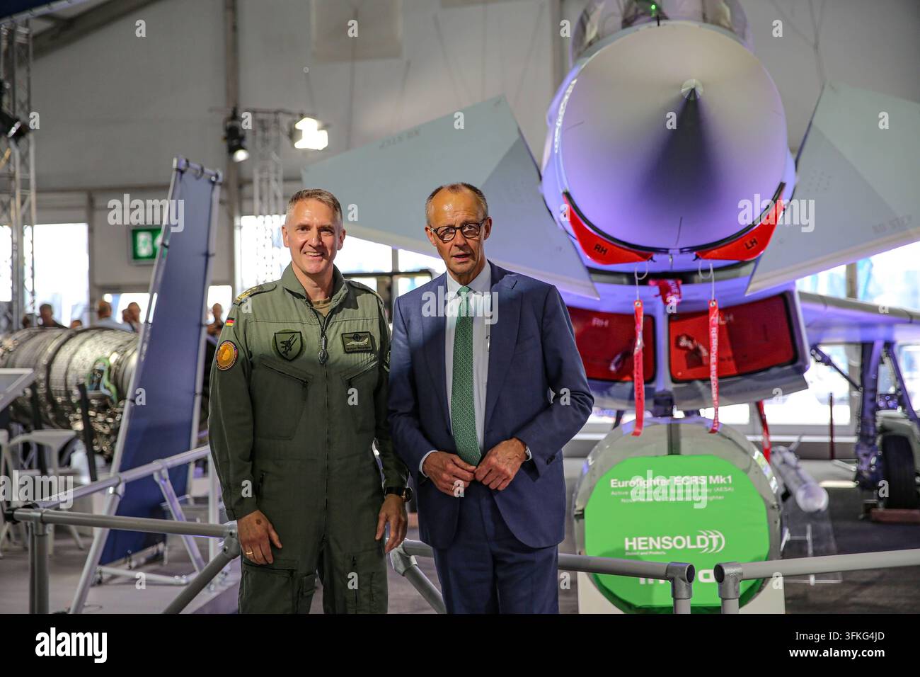 Cancelliere federale Friedrich Merz a destra e l'ispettore generale dell'Aeronautica, il tenente generale Gerhard Hoffmann a sinistra davanti a un Eurofighter dell'Aeronautica. L'azienda Hensoldt ha sviluppato il sistema ECRS Mk1 AESA-Radar per la nuova tranche dell'Eurofighter. Cancelliere federale Friedrich Merz a destra e l'ispettore generale dell'Aeronautica, il tenente generale Gerhard Hoffmann a sinistra davanti a un Eurofighter dell'Aeronautica. L'azienda Hensoldt ha sviluppato il sistema ECRS Mk1 AESA-Radar per la nuova tranche dell'Eurofighter. Berlino Brandeburgo Germania *** Cancelliere Friedrich Merz a destra e l'ispettore generale dell'Aeronautica, il tenente generale Gerhard Hoffmann a sinistra davanti a un Eurofighter dell'Aeronautica. L'azienda Hensoldt ha sviluppato il sistema ECRS Mk1 AESA-Radar per la nuova tranche dell'Eurofighter. Berlino Brandeburgo Germania Foto Stock