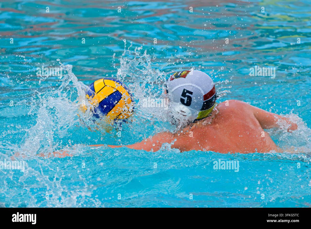 Un giocatore di pallanuoto non identificato in azione durante il torneo annuale di pallanuoto del Grey College, Bloemfontein, Sudafrica, 29-31 gennaio 2026 Foto Stock