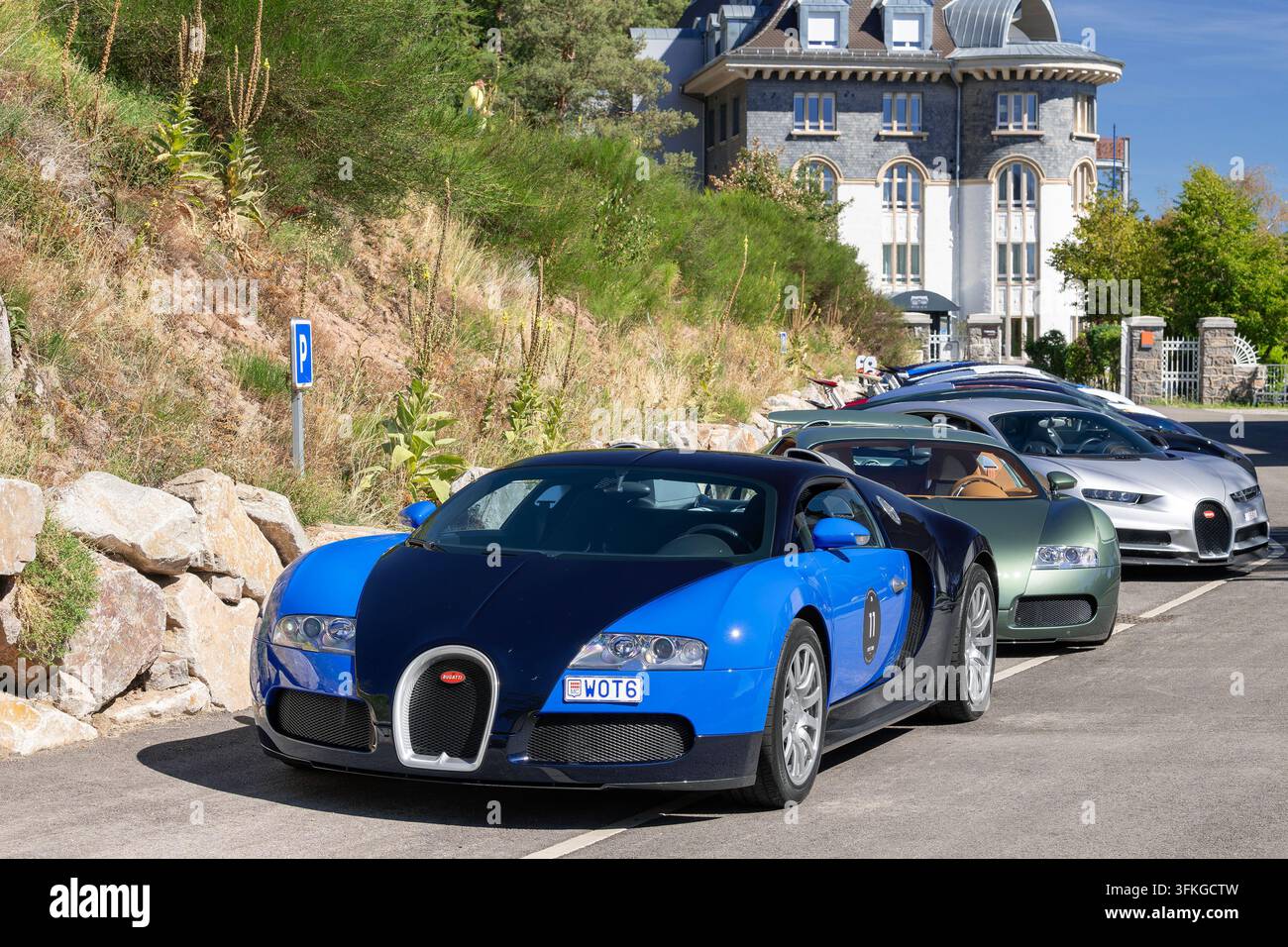 Munster, Francia - Vista di una Bugatti Veyron 16.4 blu finitura Black Blue Metallic e Bugatti Dark Blue parcheggiata in un parcheggio. Foto Stock