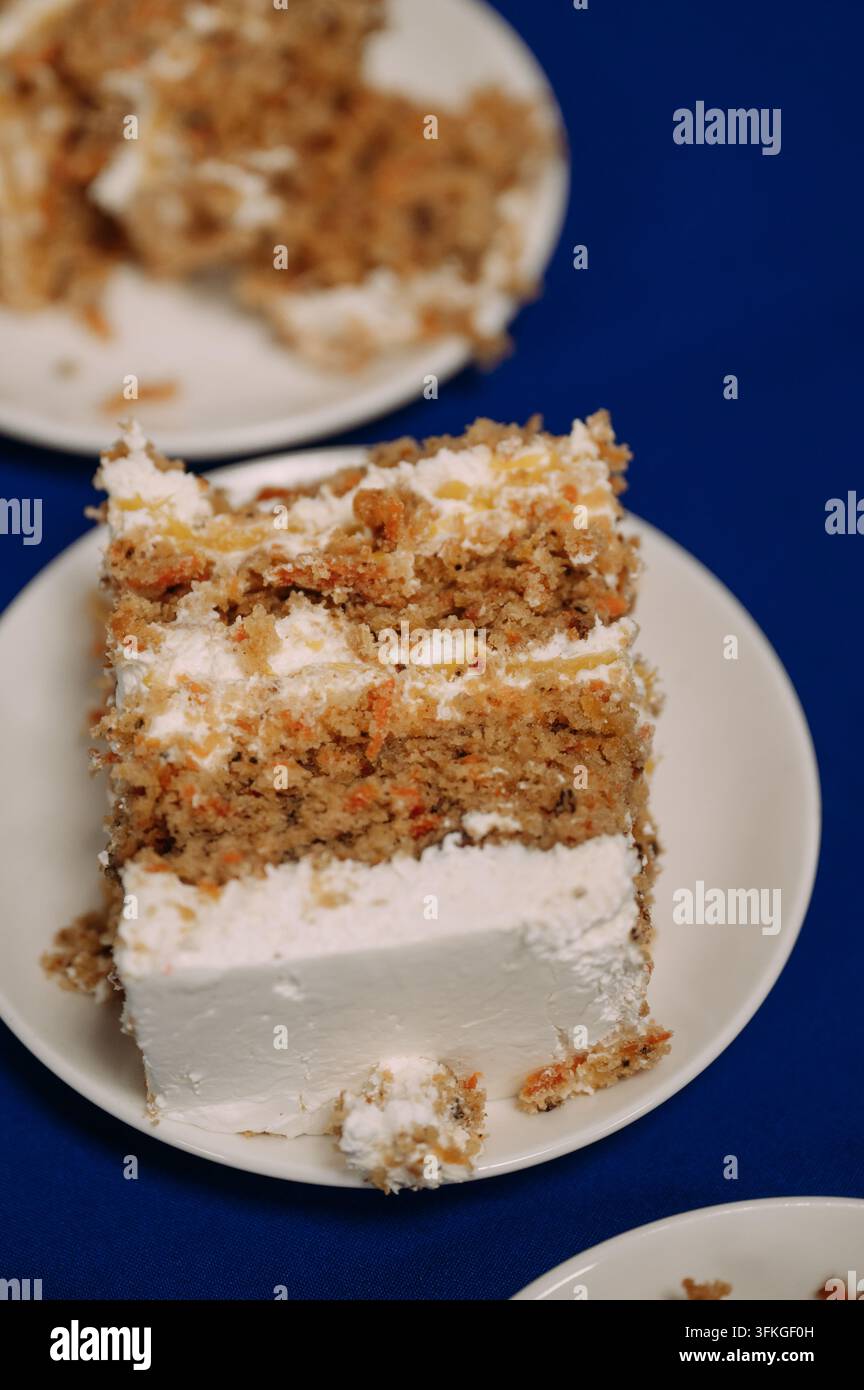 Fetta di torta di carote con glassa alla panna Foto Stock