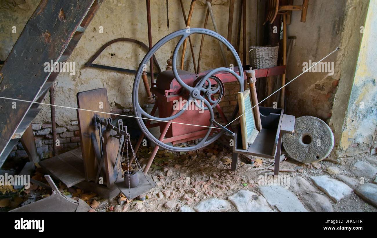 Macchinari agricoli storici e macina manuale all'interno di un'antica fattoria a Milotice, patrimonio. Foto Stock