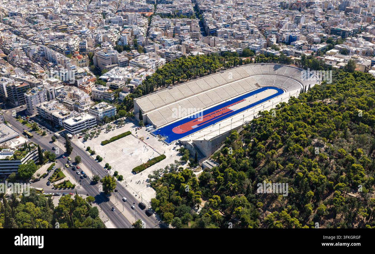 Stadio Panatenaico ad Atene, storica arena a forma di U in marmo con una pista blu brillante, circondata da pendici verdi e paesaggi urbani, iconico Oly Foto Stock
