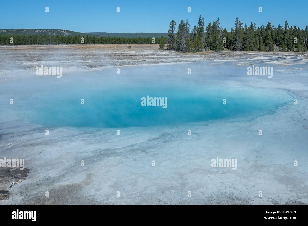 Fontane termali blu nel Parco nazionale di Yellowstone, l'area è famosa per i suoi ambienti estremi, le caratteristiche geotermiche e la bellezza. Foto Stock
