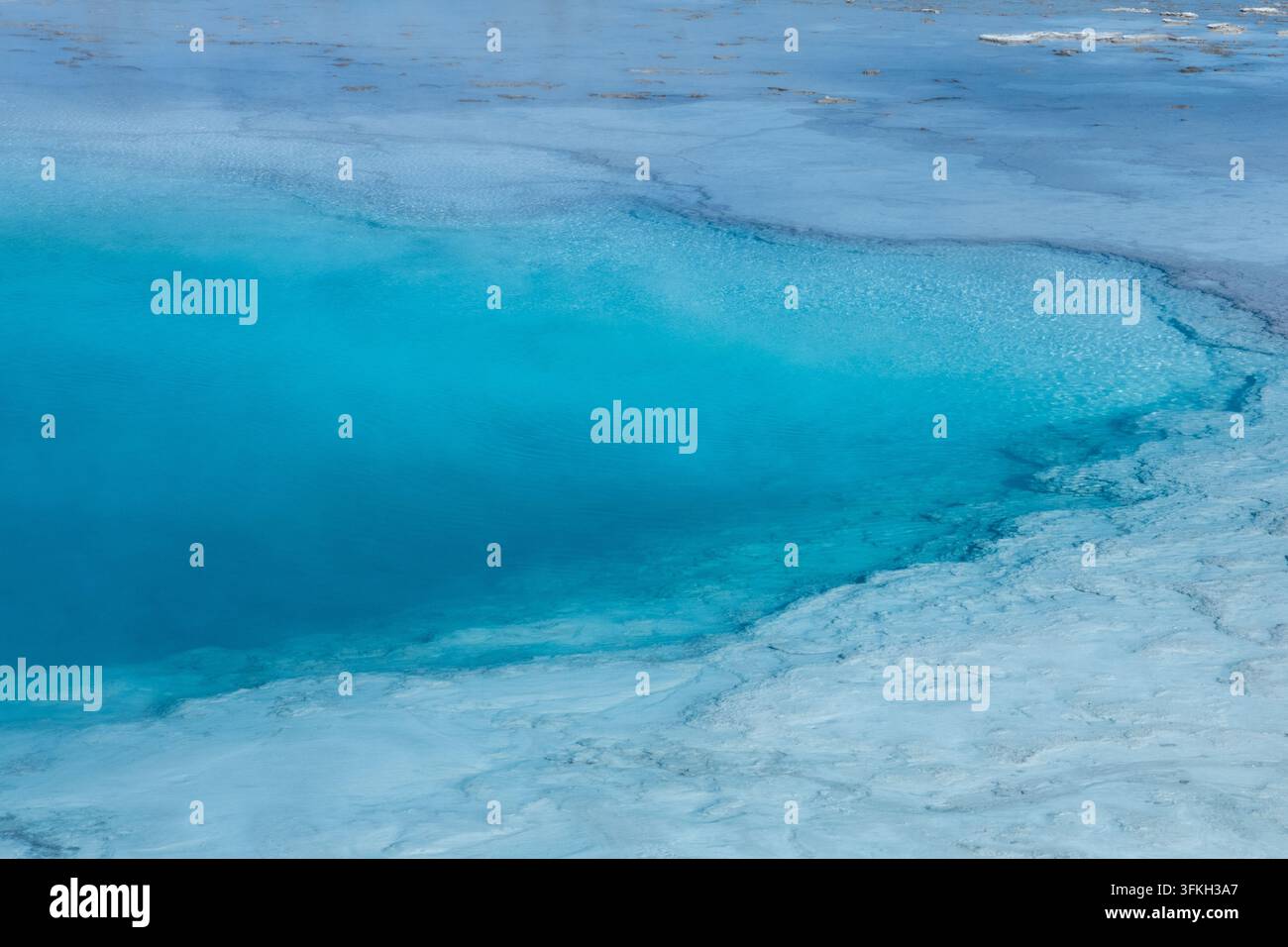 Fontane termali blu nel Parco nazionale di Yellowstone, l'area è famosa per i suoi ambienti estremi, le caratteristiche geotermiche e la bellezza. Foto Stock
