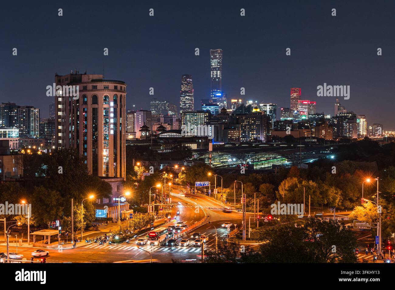 Grattacieli e flusso del traffico di notte a Pechino Foto Stock