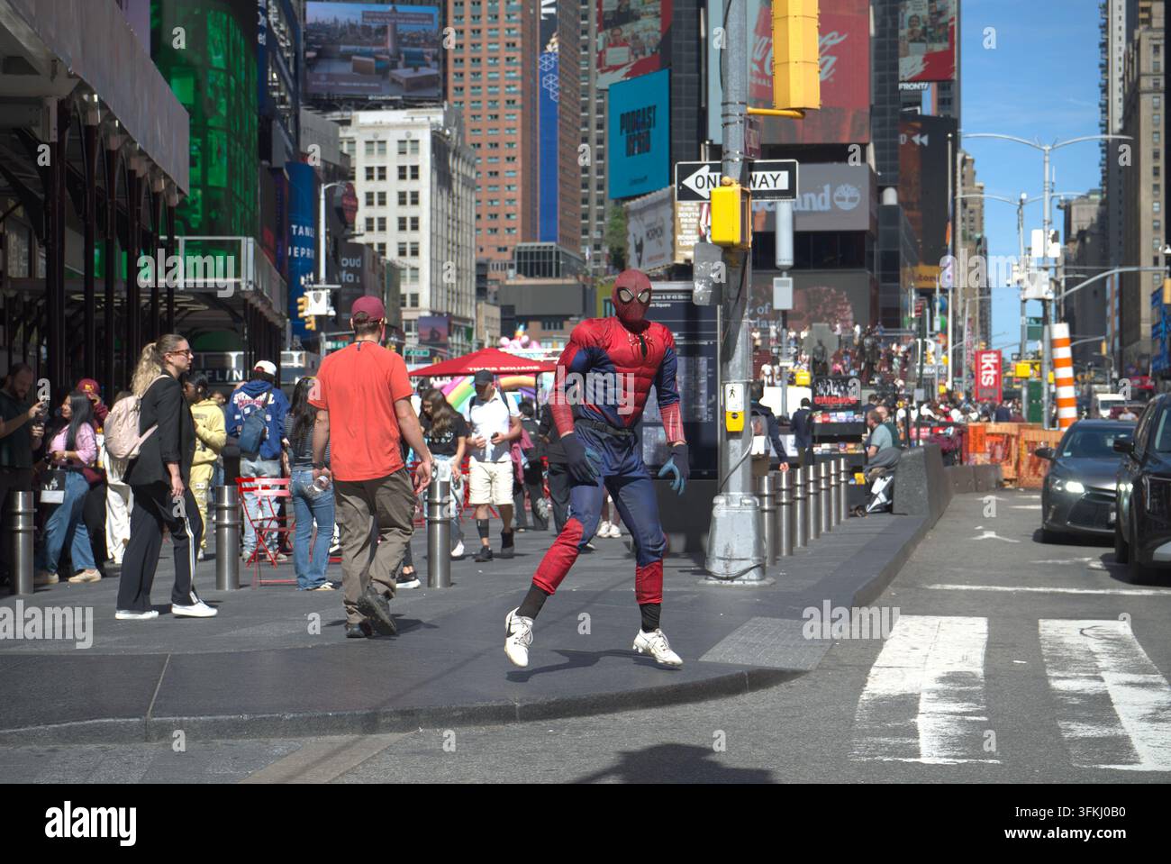 Imitatore di Spider-Man in costume a Times Square, Manhattan, New York City. Il personaggio in costume appare tra i pedoni e i visitatori. Foto Stock