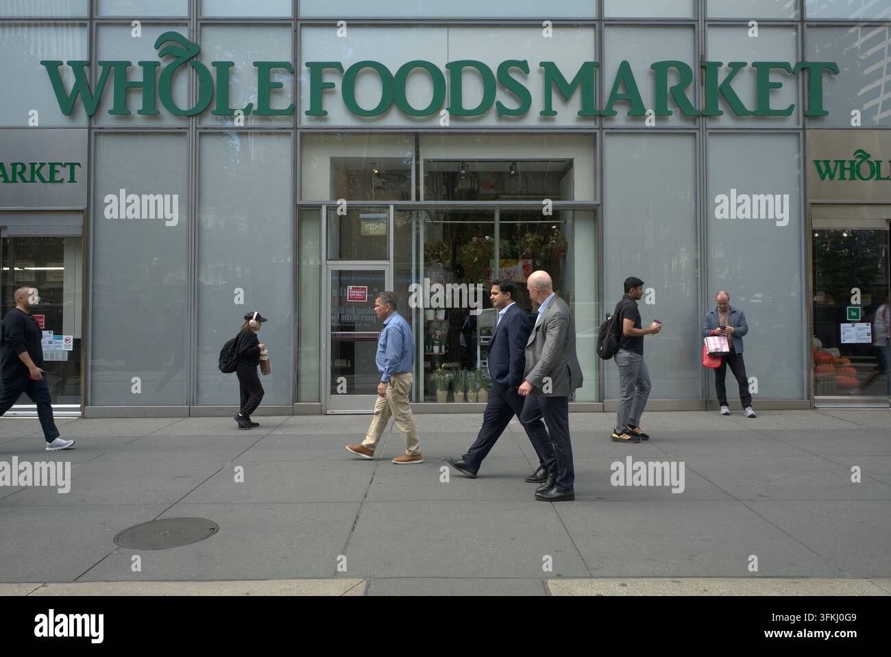 Vista esterna di un negozio Whole Foods Market sulla Sixth Avenue a Manhattan, New York City. Foto Stock